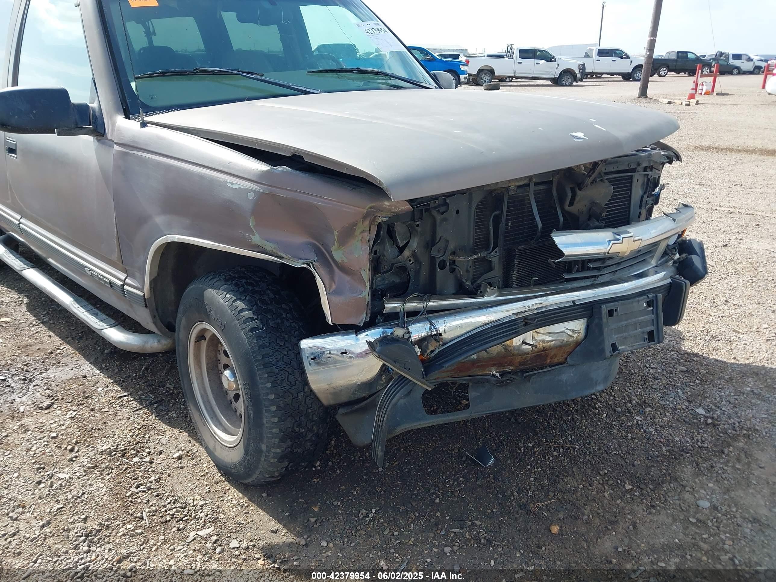 1998 Chevrolet Suburban 1500   Коричневый vin: 3GNEC16R4WG124339