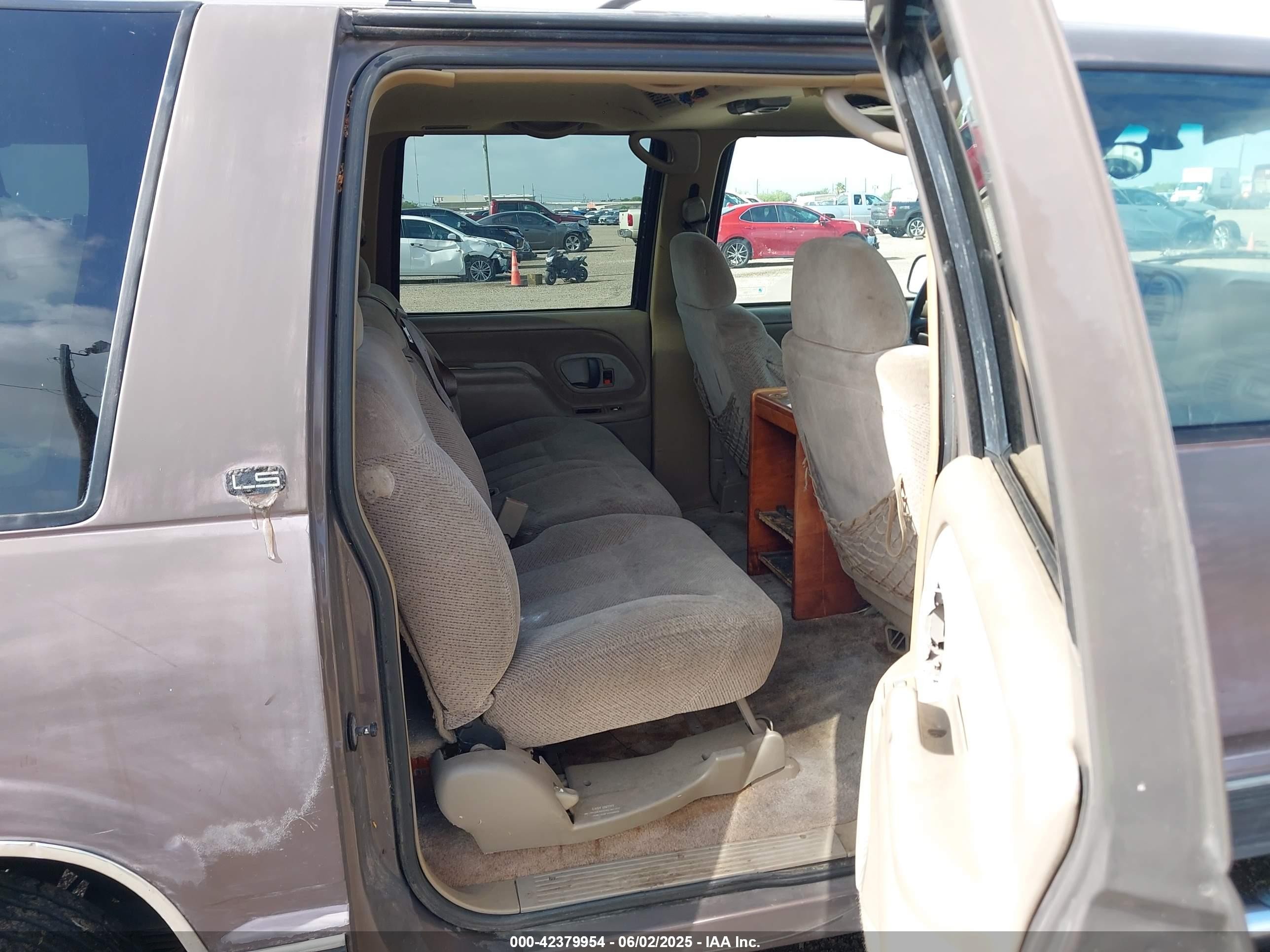 1998 Chevrolet Suburban 1500   Коричневый vin: 3GNEC16R4WG124339