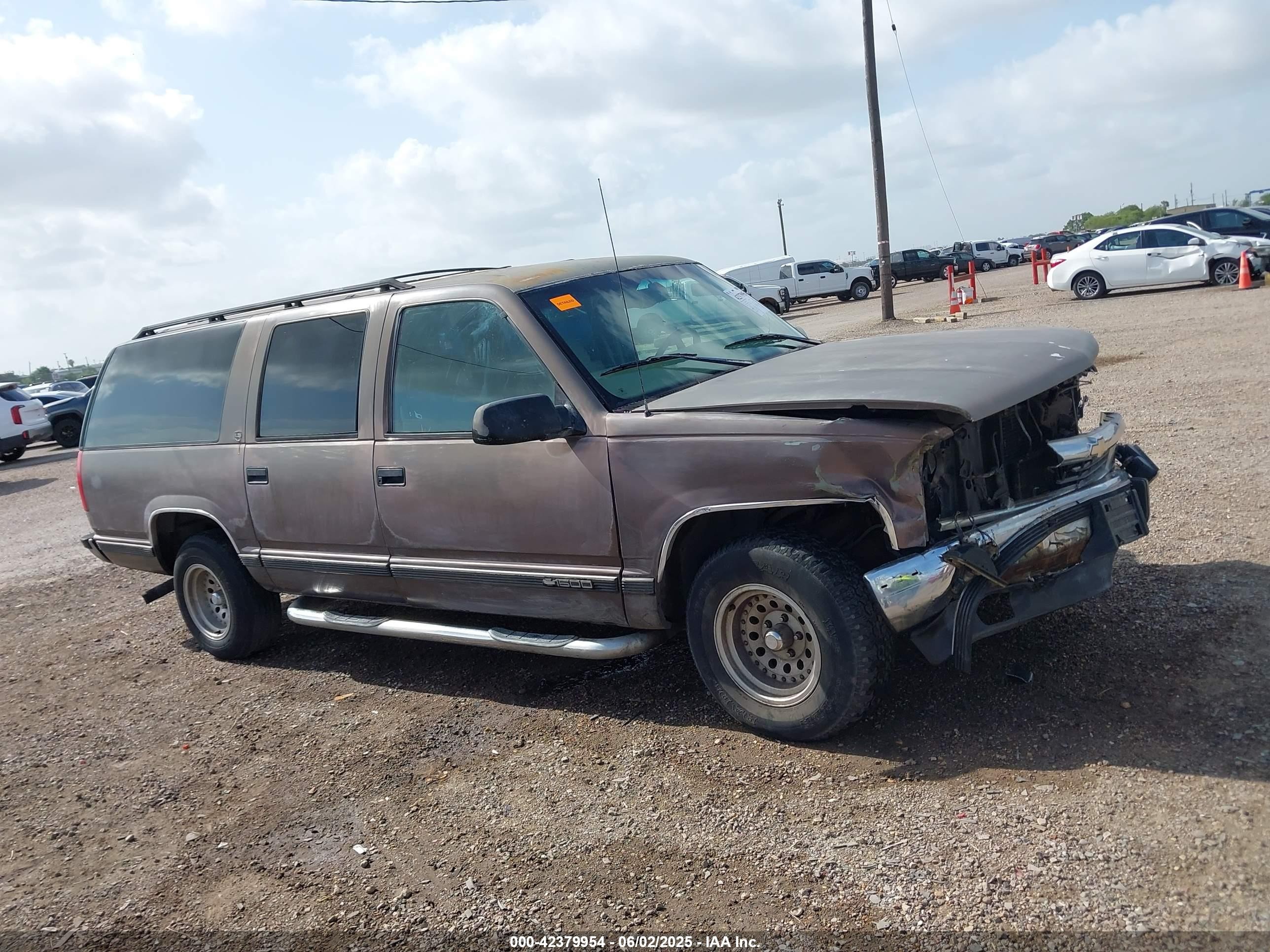1998 Chevrolet Suburban 1500   Коричневый vin: 3GNEC16R4WG124339