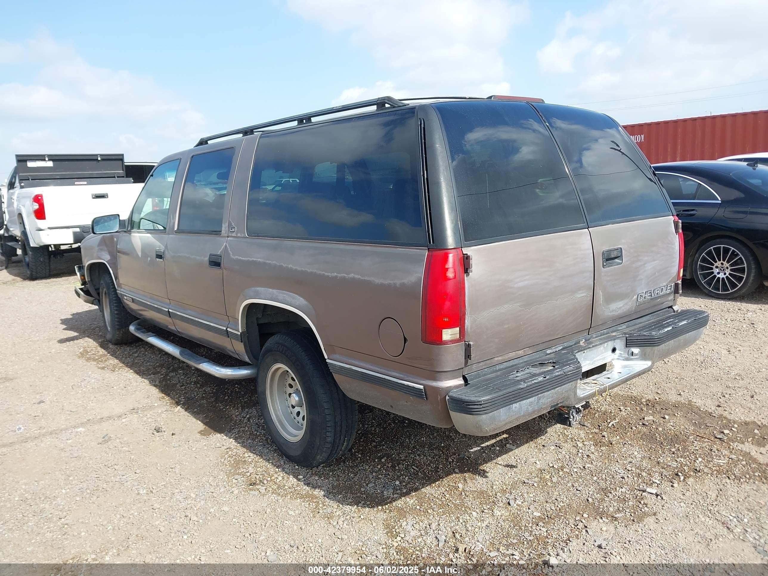 1998 Chevrolet Suburban 1500   Коричневый vin: 3GNEC16R4WG124339