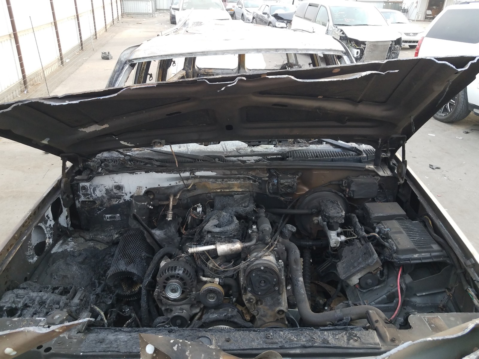 1997 Chevrolet Suburban C1500 Burn vin: 3GNEC16R6VG162525