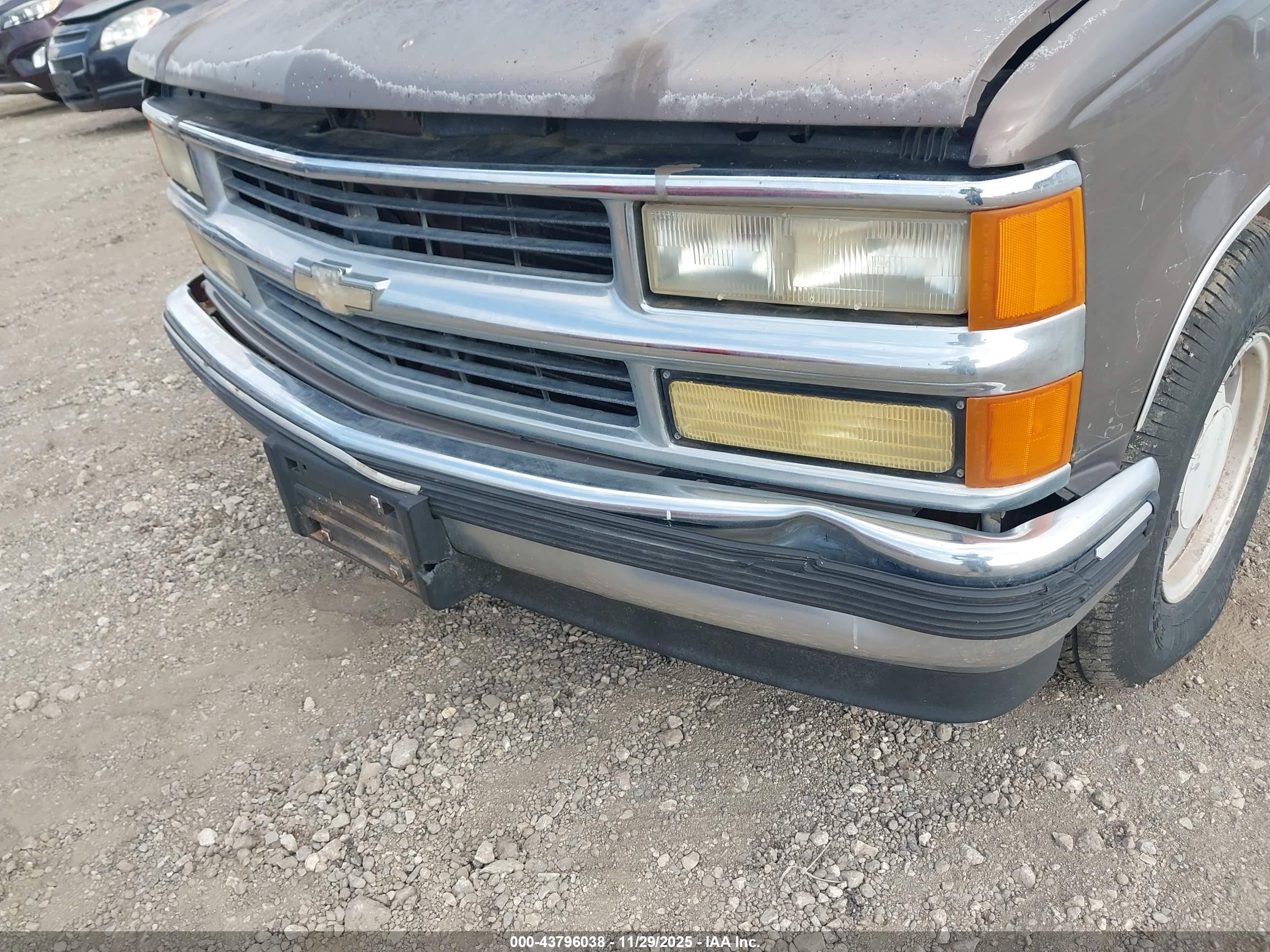1998 Chevrolet Suburban 1500   Brown vin: 3GNEC16R6WG109972