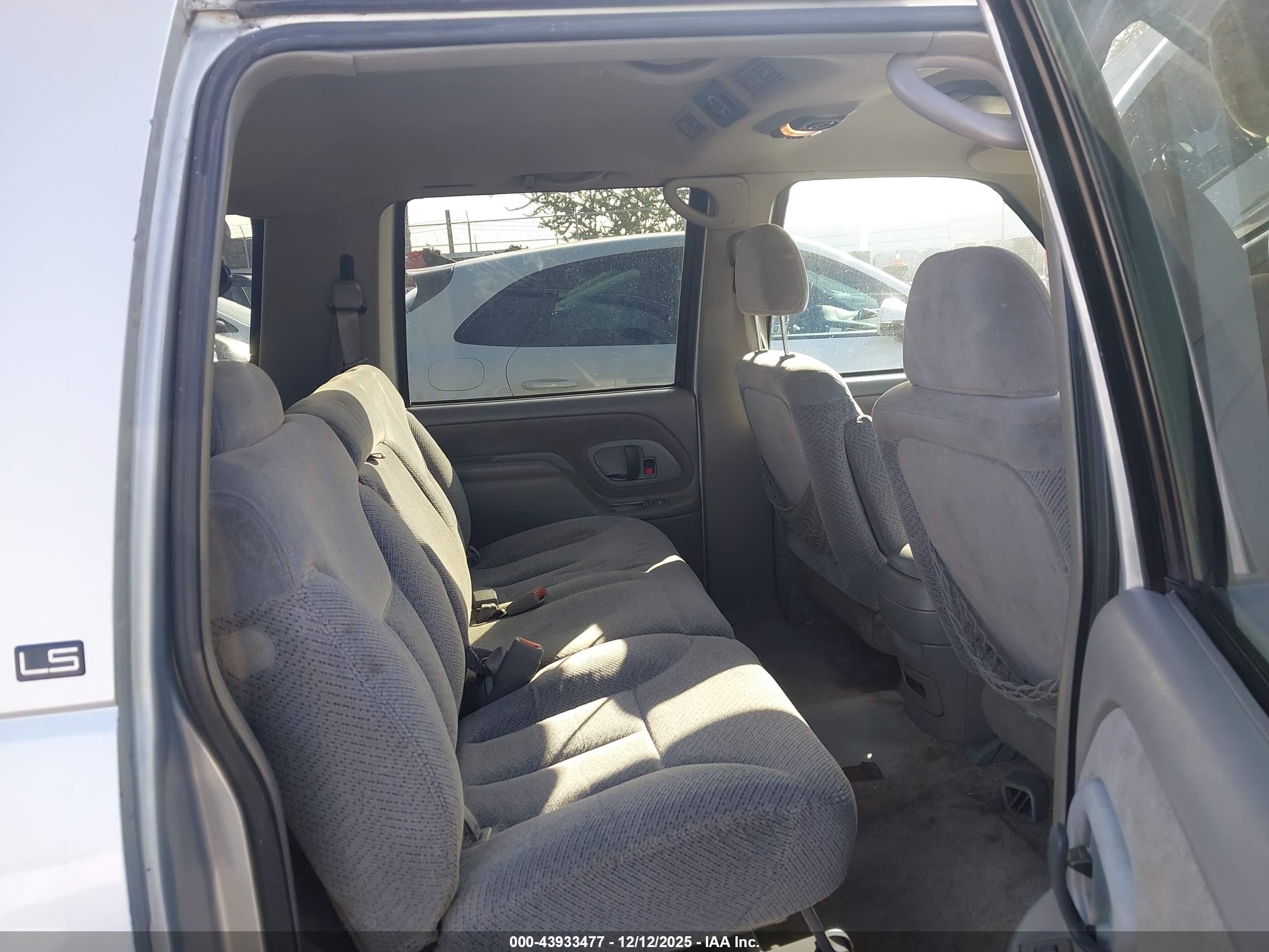 1997 Chevrolet Suburban 1500   Silver vin: 3GNEC16R7VG103919