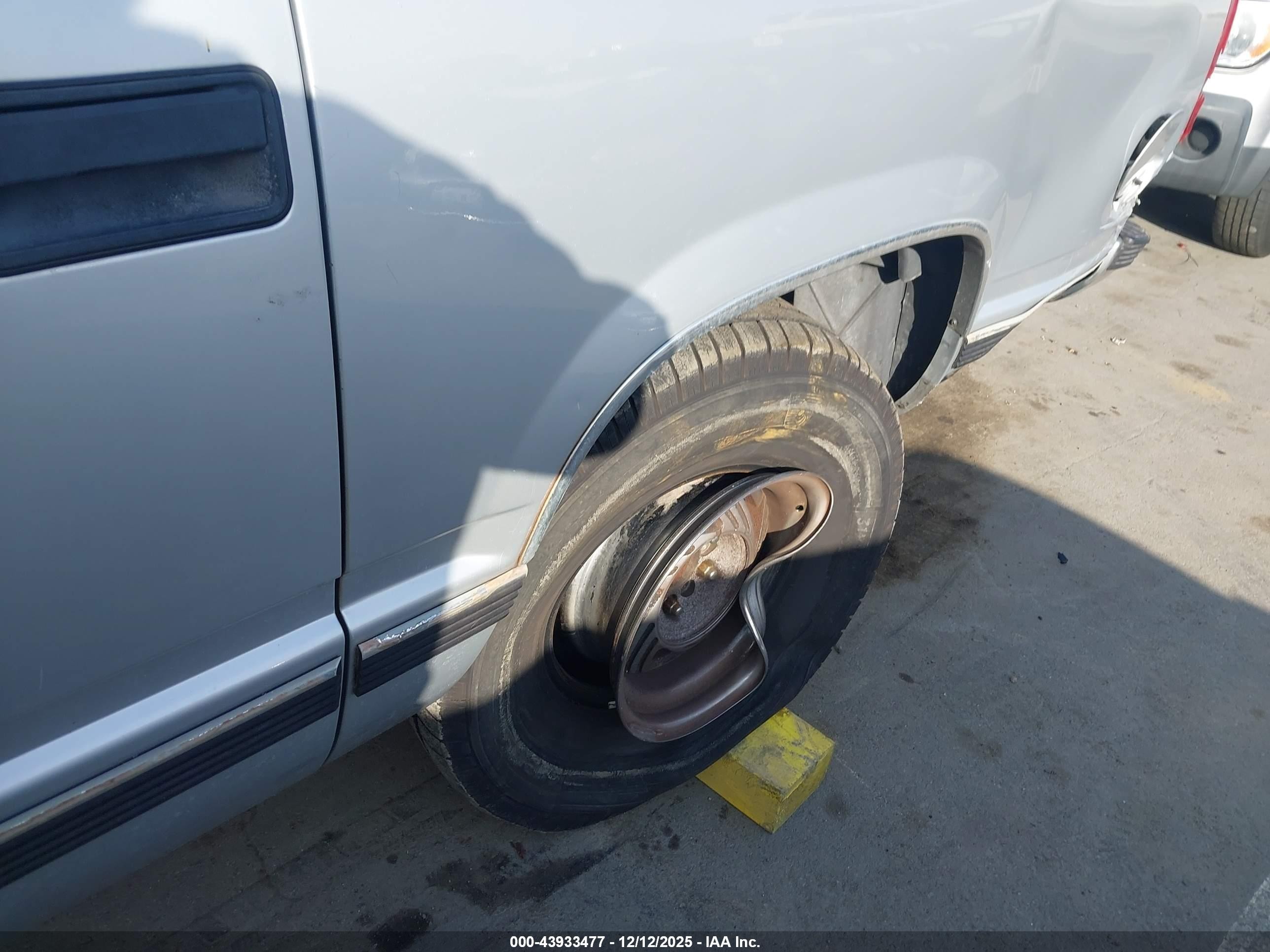 1997 Chevrolet Suburban 1500   Silver vin: 3GNEC16R7VG103919