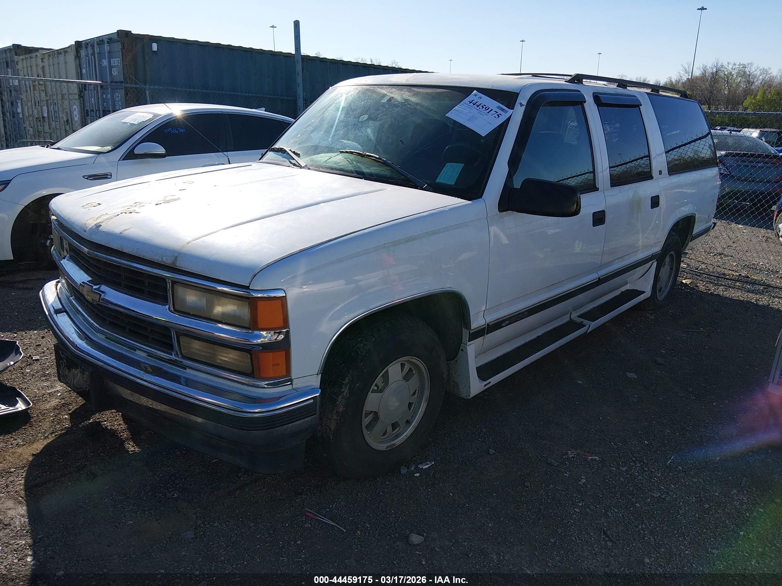1998 Chevrolet Suburban 1500   White vin: 3GNEC16R7WG104957