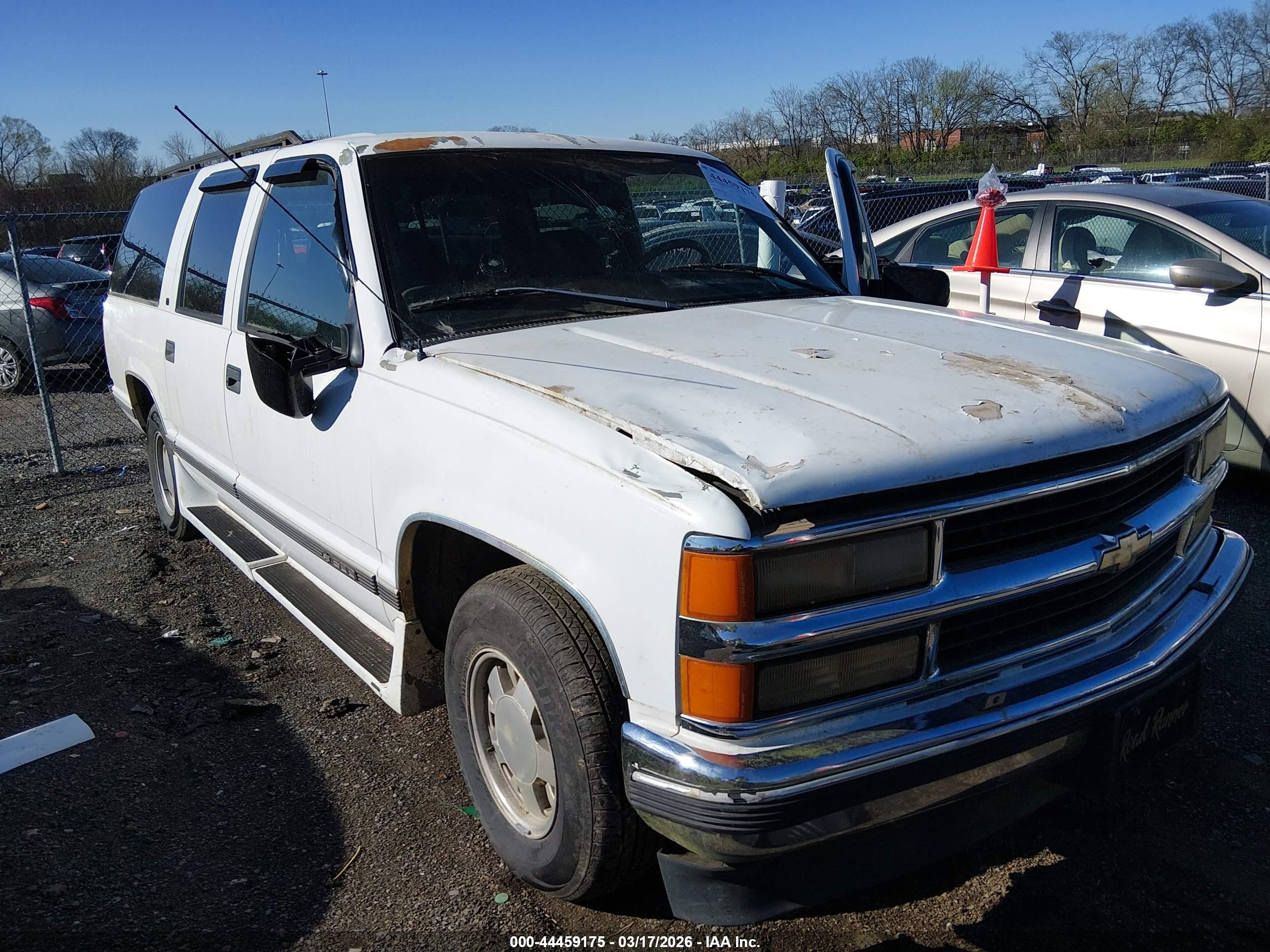 1998 Chevrolet Suburban 1500   White vin: 3GNEC16R7WG104957