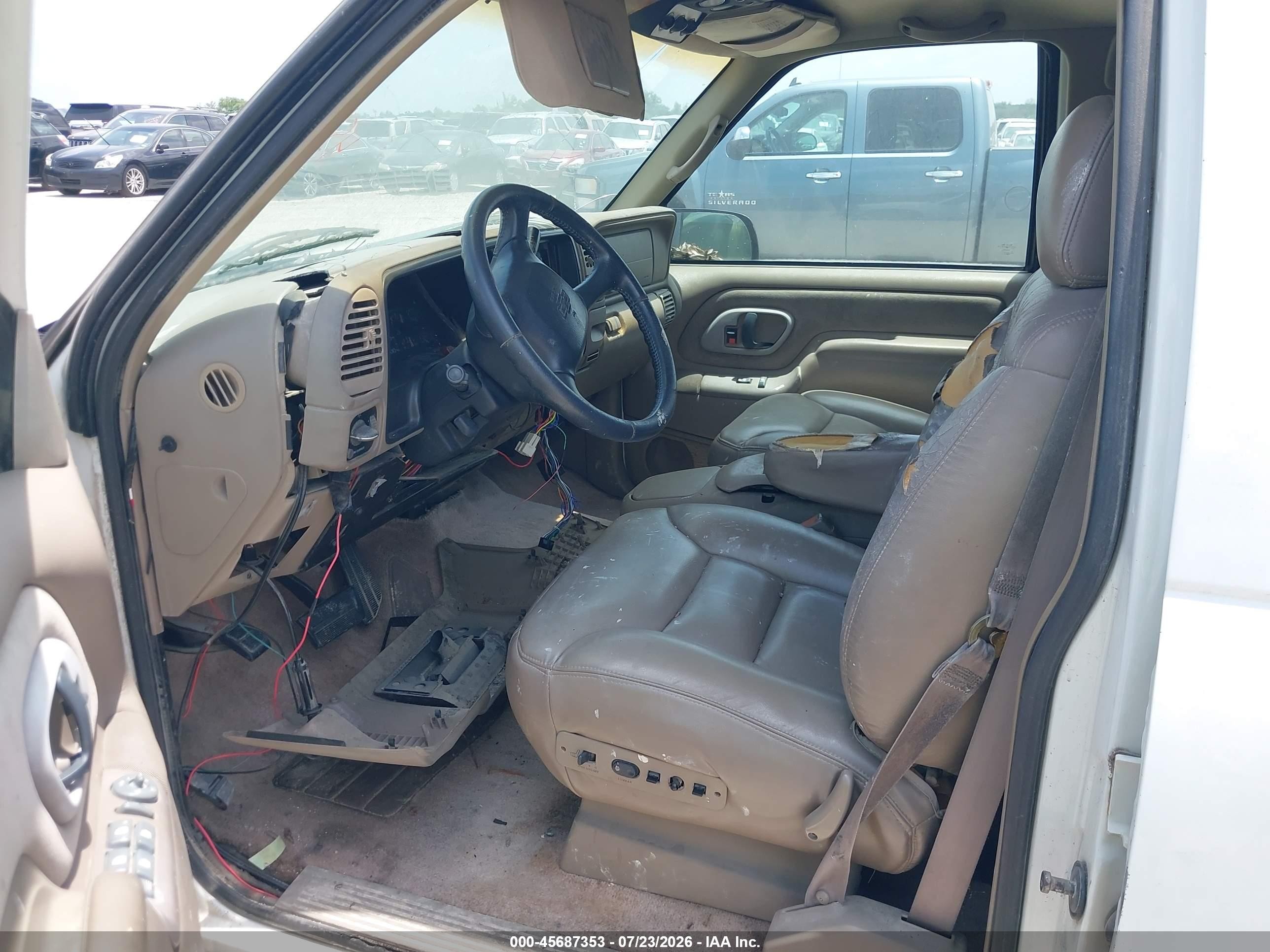 1999 Chevrolet Suburban 1500 Lt Белый vin: 3GNEC16R7XG131058