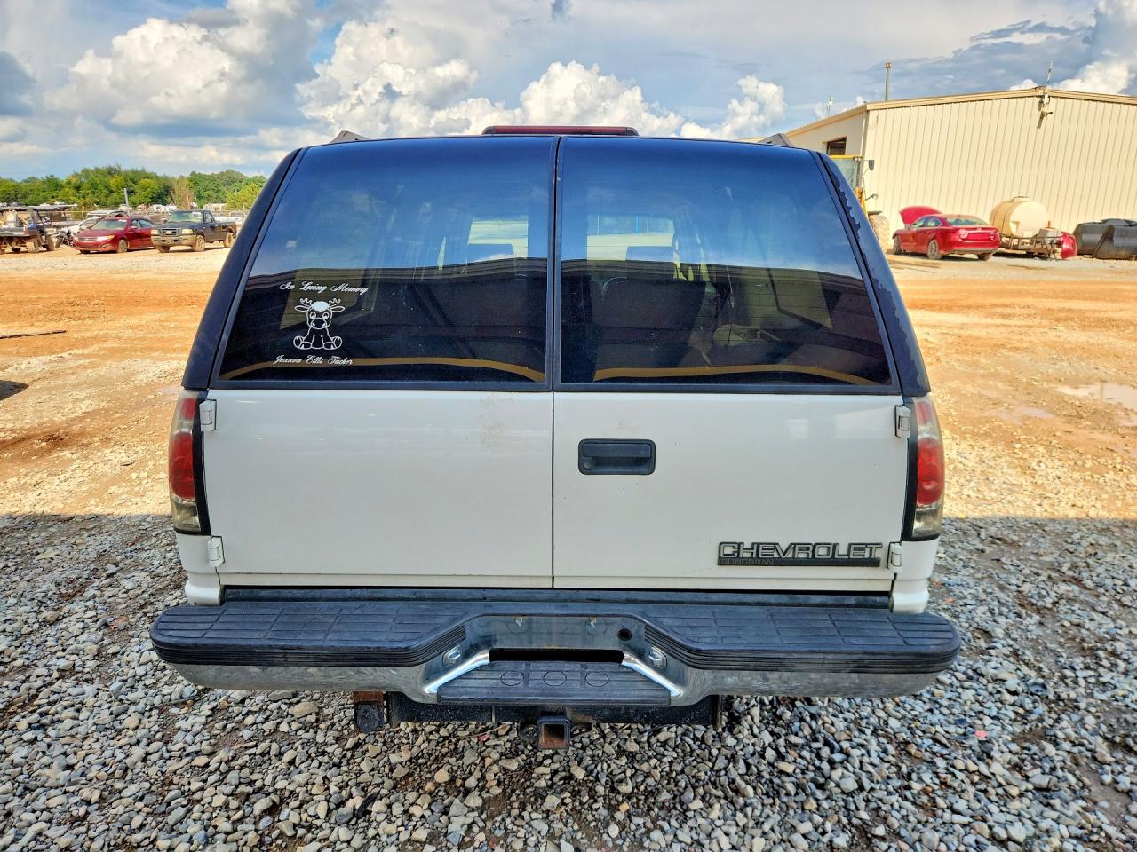 1998 Chevrolet Suburban C1500 White vin: 3GNEC16R9WG137684