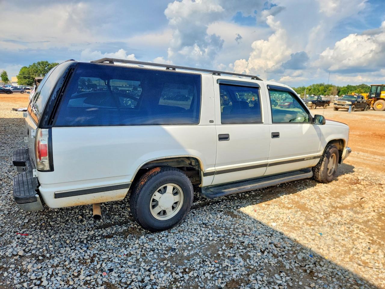 1998 Chevrolet Suburban C1500 White vin: 3GNEC16R9WG137684