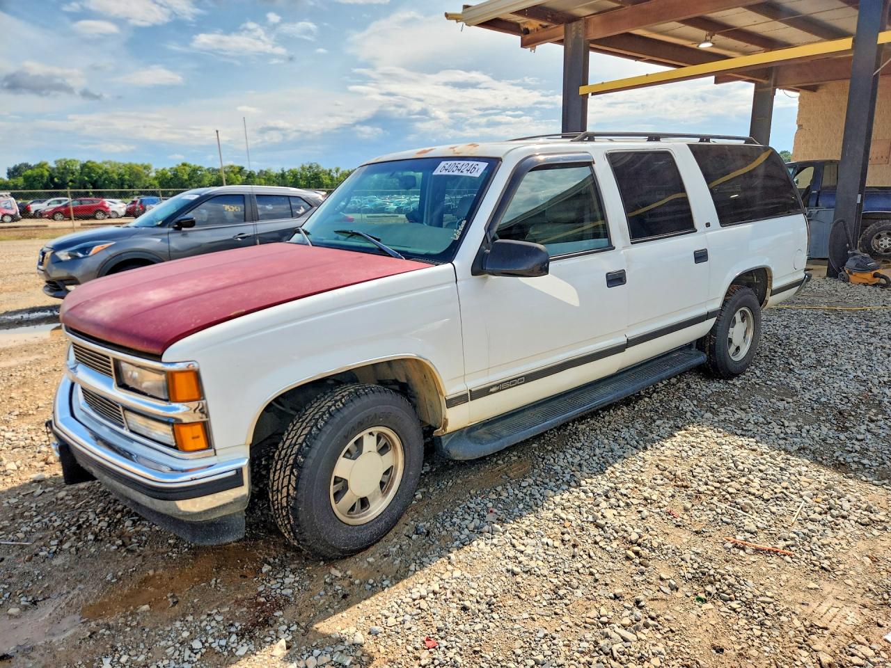 1998 Chevrolet Suburban C1500 White vin: 3GNEC16R9WG137684