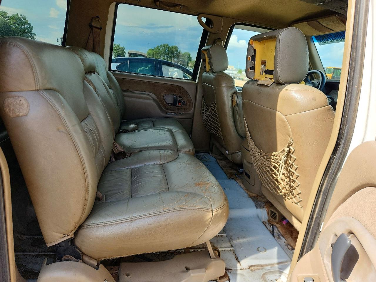 1998 Chevrolet Suburban C1500 White vin: 3GNEC16R9WG137684