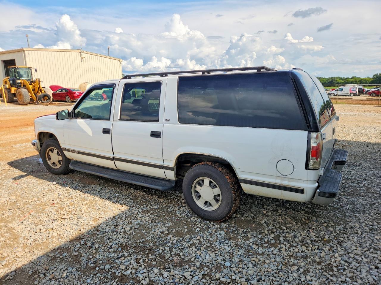 1998 Chevrolet Suburban C1500 White vin: 3GNEC16R9WG137684