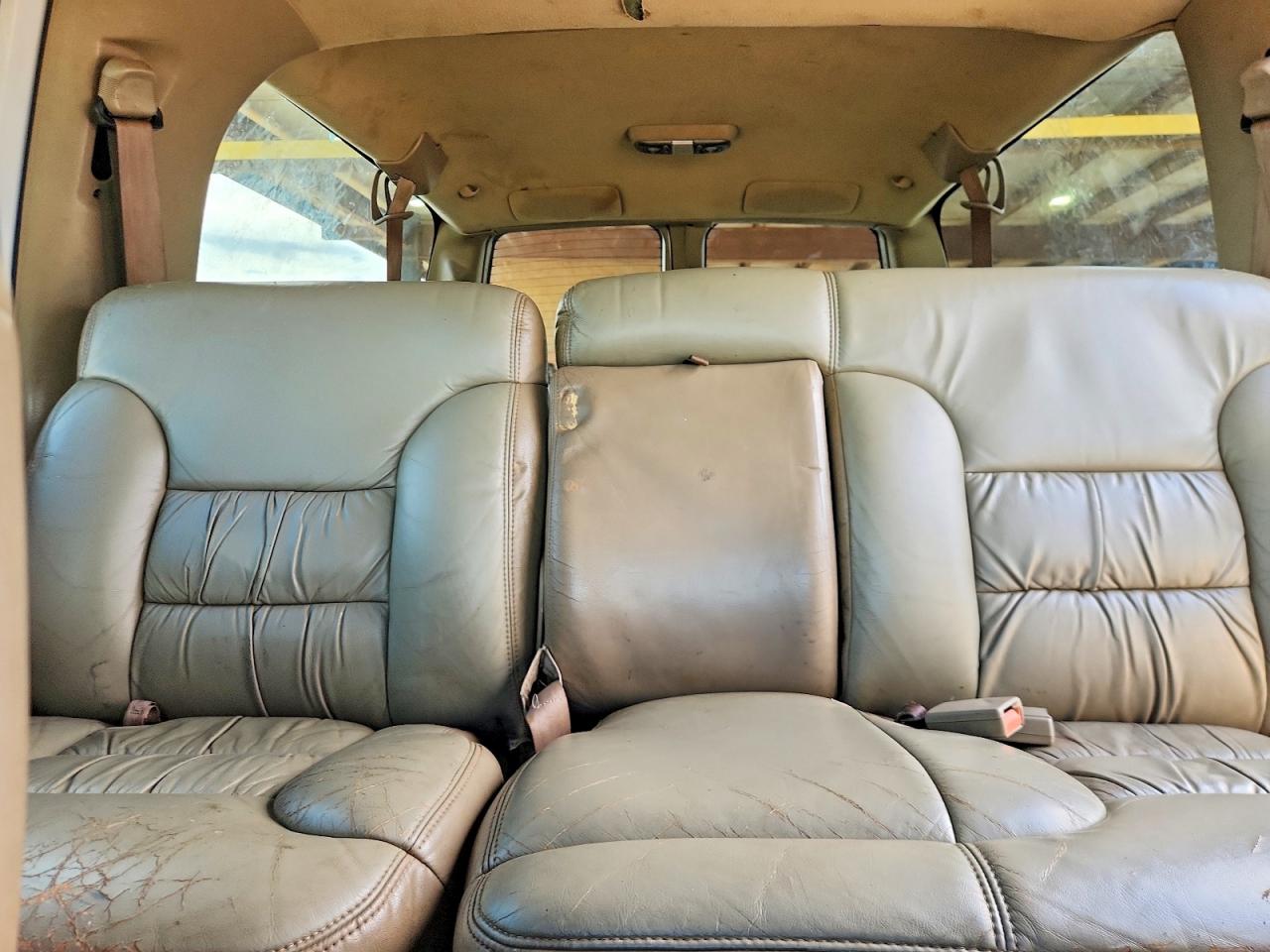 1998 Chevrolet Suburban C1500 White vin: 3GNEC16R9WG137684