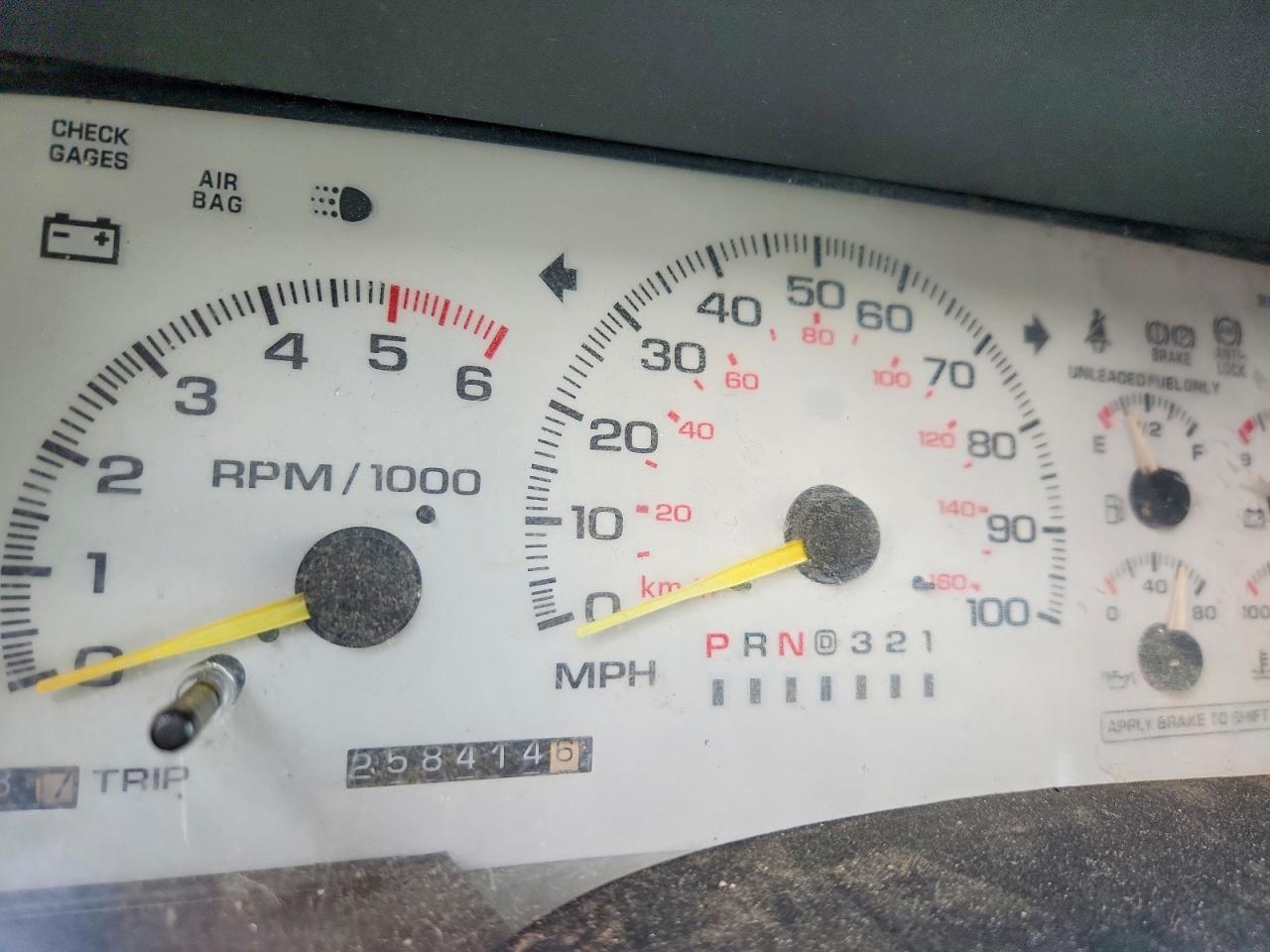 1998 Chevrolet Suburban C1500 White vin: 3GNEC16R9WG137684