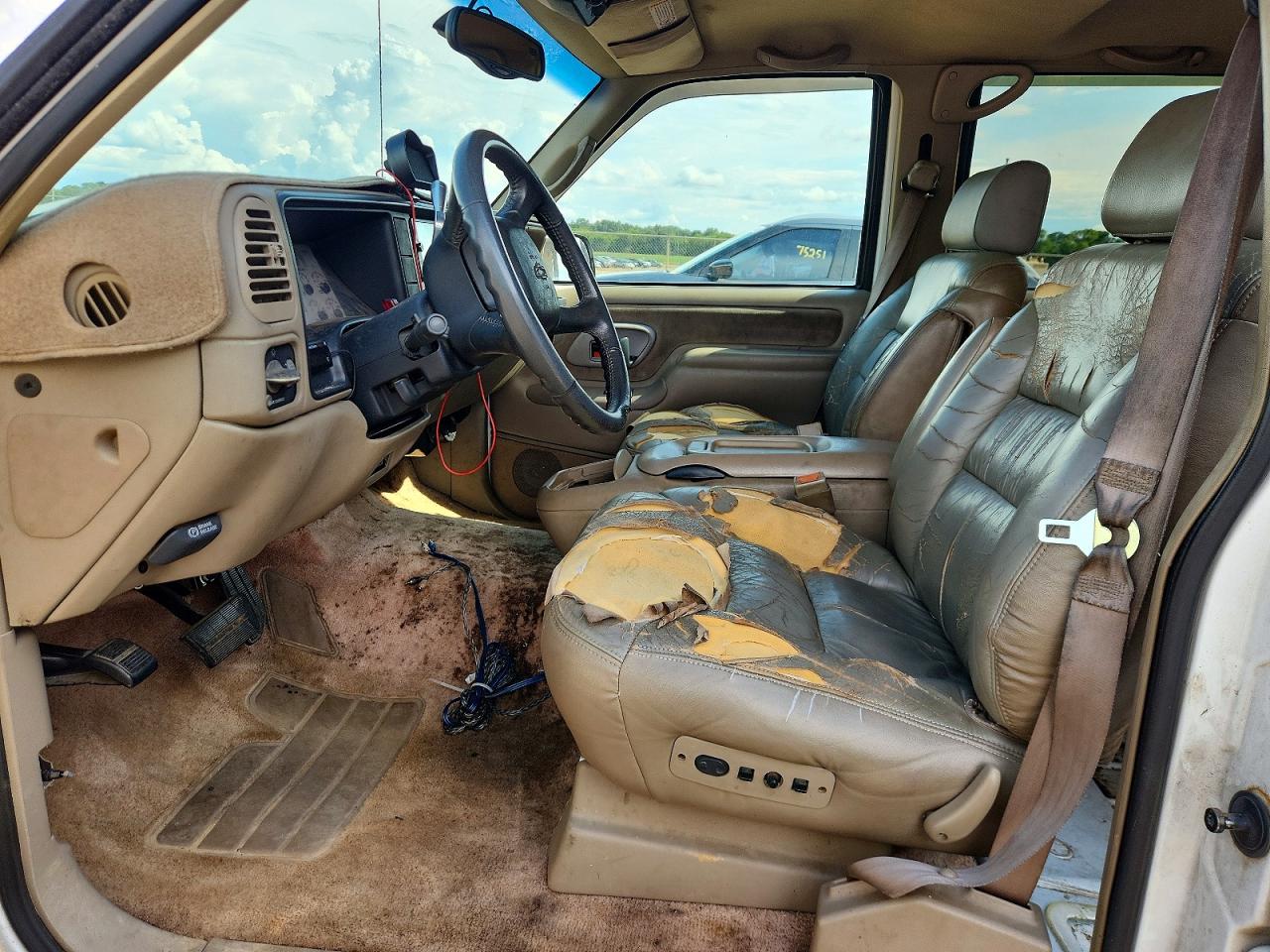 1998 Chevrolet Suburban C1500 White vin: 3GNEC16R9WG137684