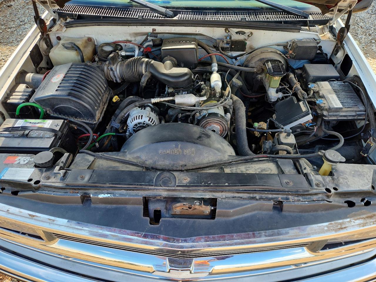 1998 Chevrolet Suburban C1500 White vin: 3GNEC16R9WG137684