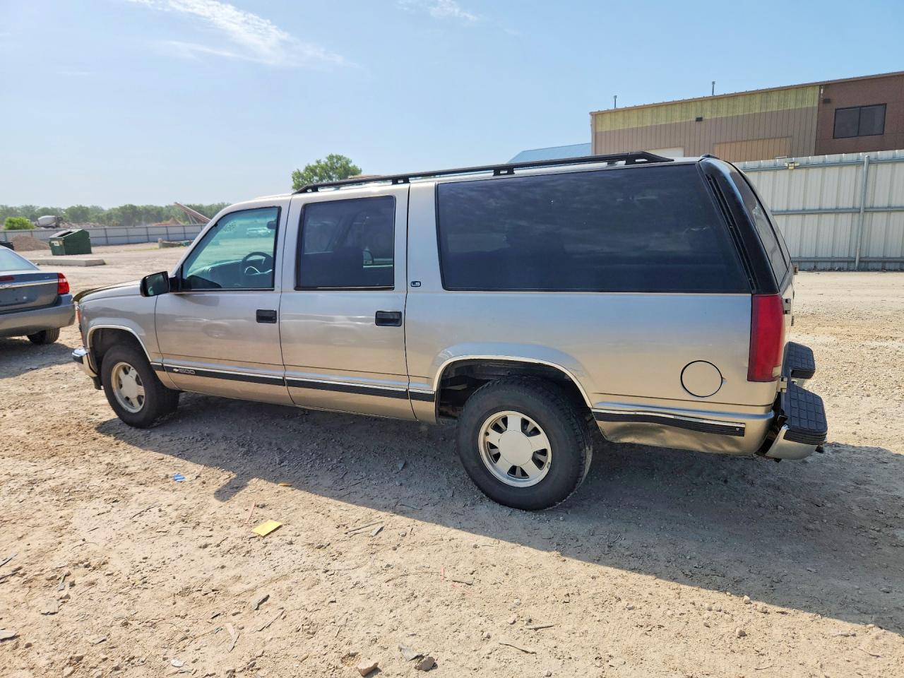 1999 Chevrolet Subrban Silver vin: 3GNEC16RXXG212832