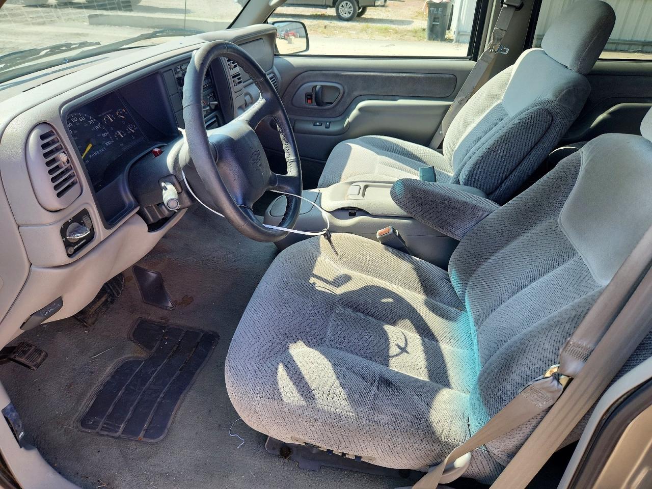 1999 Chevrolet Subrban Silver vin: 3GNEC16RXXG212832
