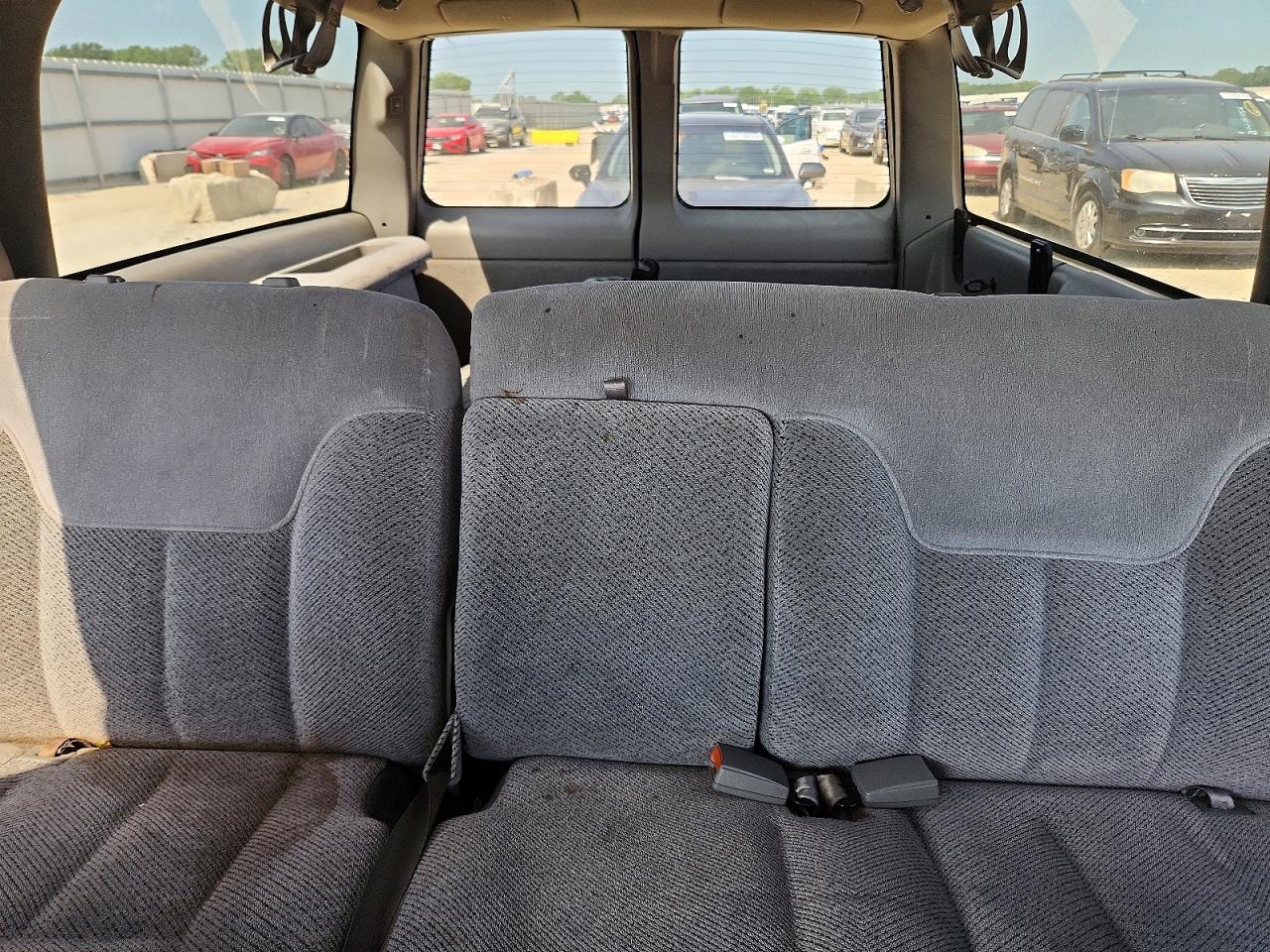 1999 Chevrolet Subrban Silver vin: 3GNEC16RXXG212832