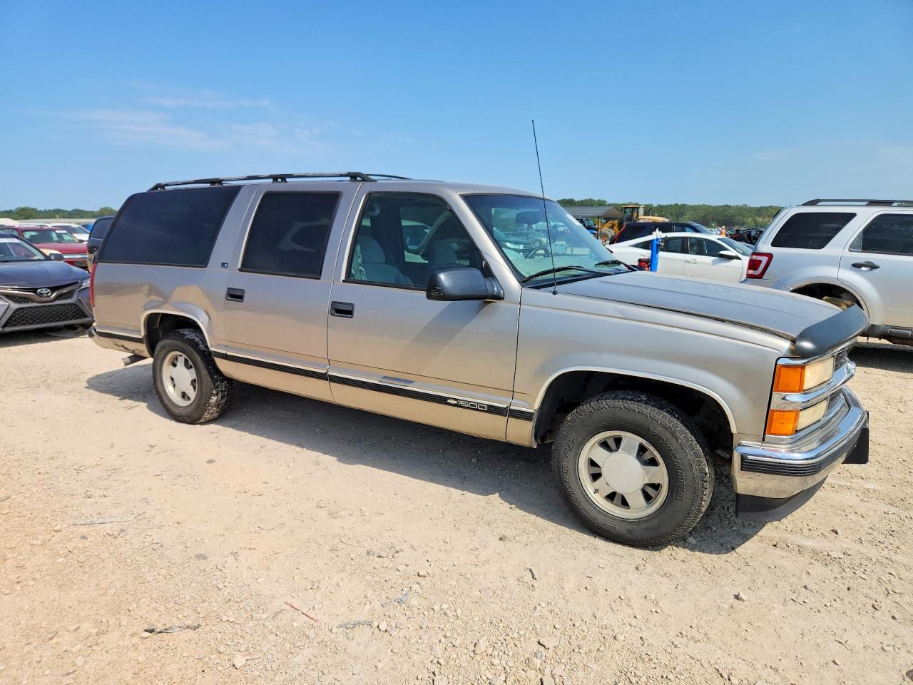 1999 Chevrolet Subrban Silver vin: 3GNEC16RXXG212832