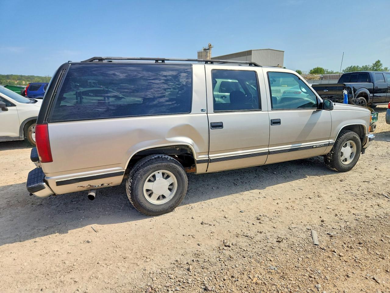1999 Chevrolet Subrban Silver vin: 3GNEC16RXXG212832