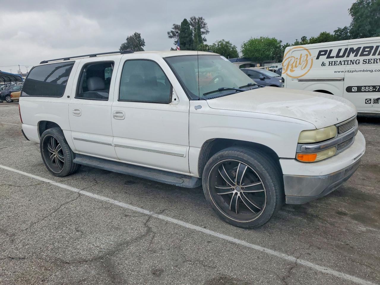 2003 Chevrolet Suburban C1500 White vin: 3GNEC16T13G149089