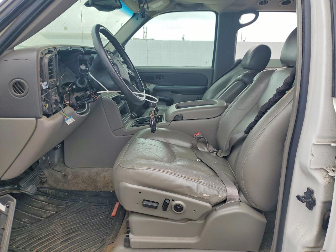 2003 Chevrolet Suburban C1500 White vin: 3GNEC16T13G149089