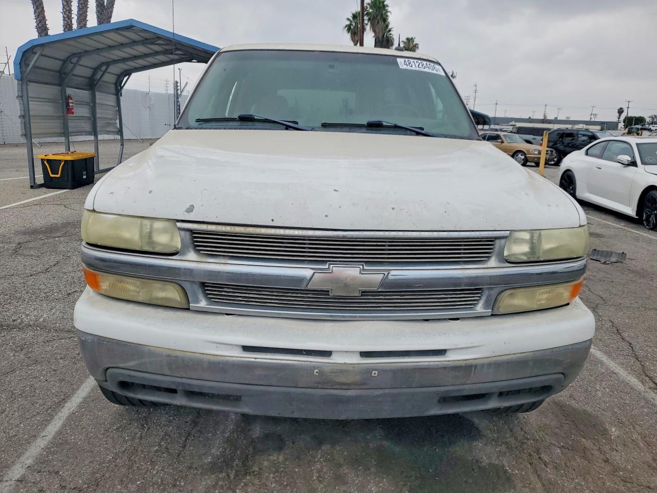 2003 Chevrolet Suburban C1500 White vin: 3GNEC16T13G149089