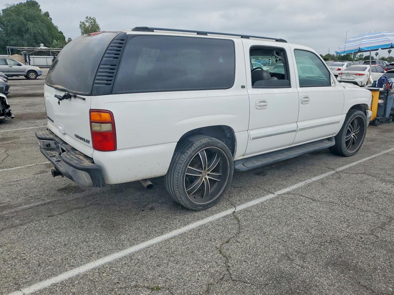 2003 Chevrolet Suburban C1500 White vin: 3GNEC16T13G149089