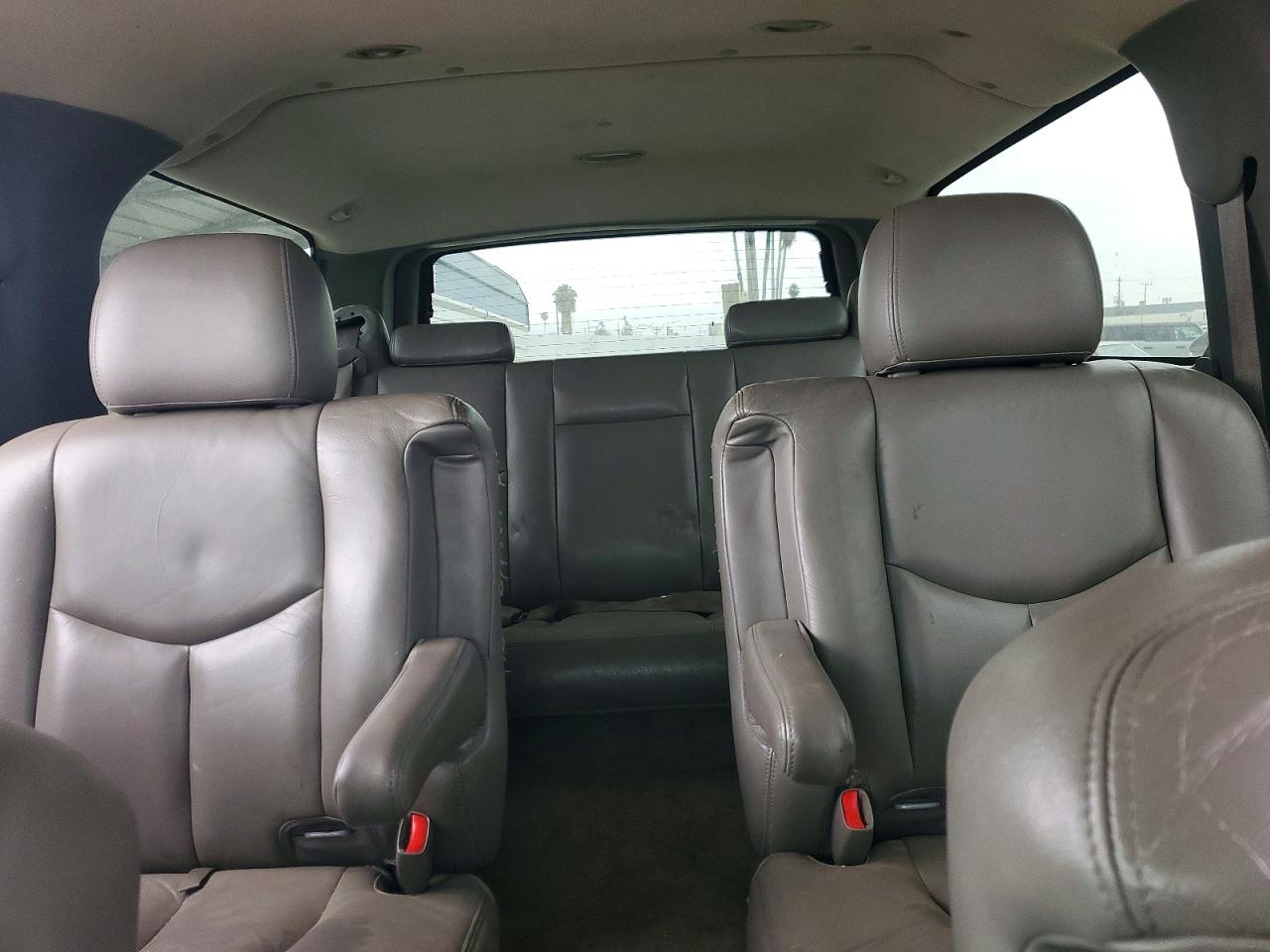 2003 Chevrolet Suburban C1500 White vin: 3GNEC16T13G149089