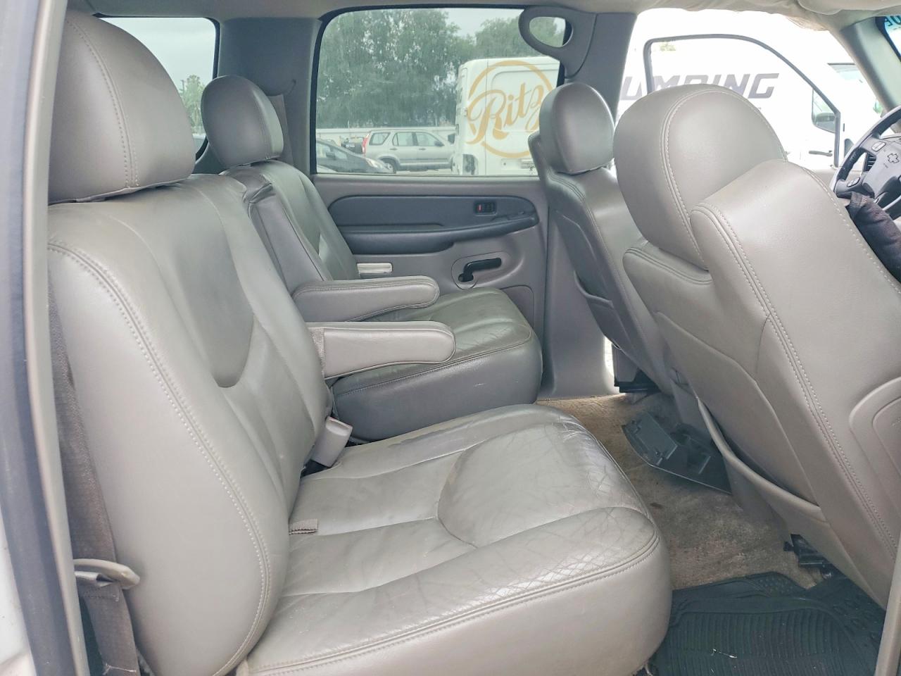 2003 Chevrolet Suburban C1500 White vin: 3GNEC16T13G149089