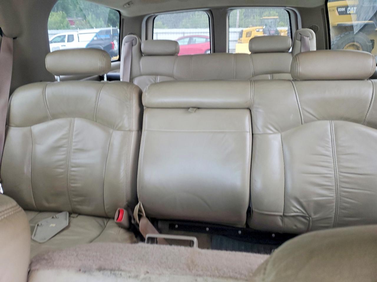 2001 Chevrolet Suburban C1500 White vin: 3GNEC16T21G223410