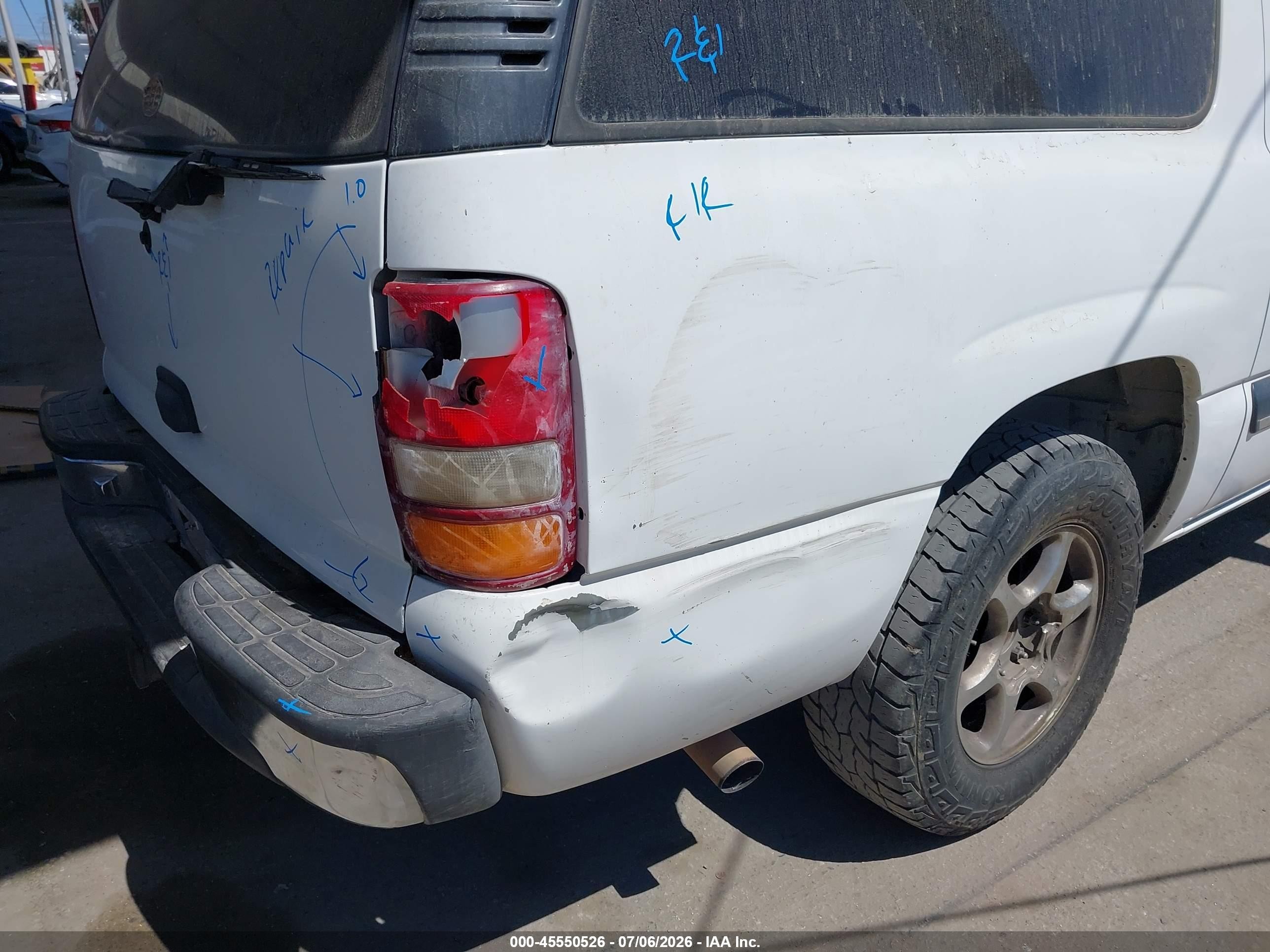 2000 Chevrolet Suburban 1500 Ls White vin: 3GNEC16T2YG151893