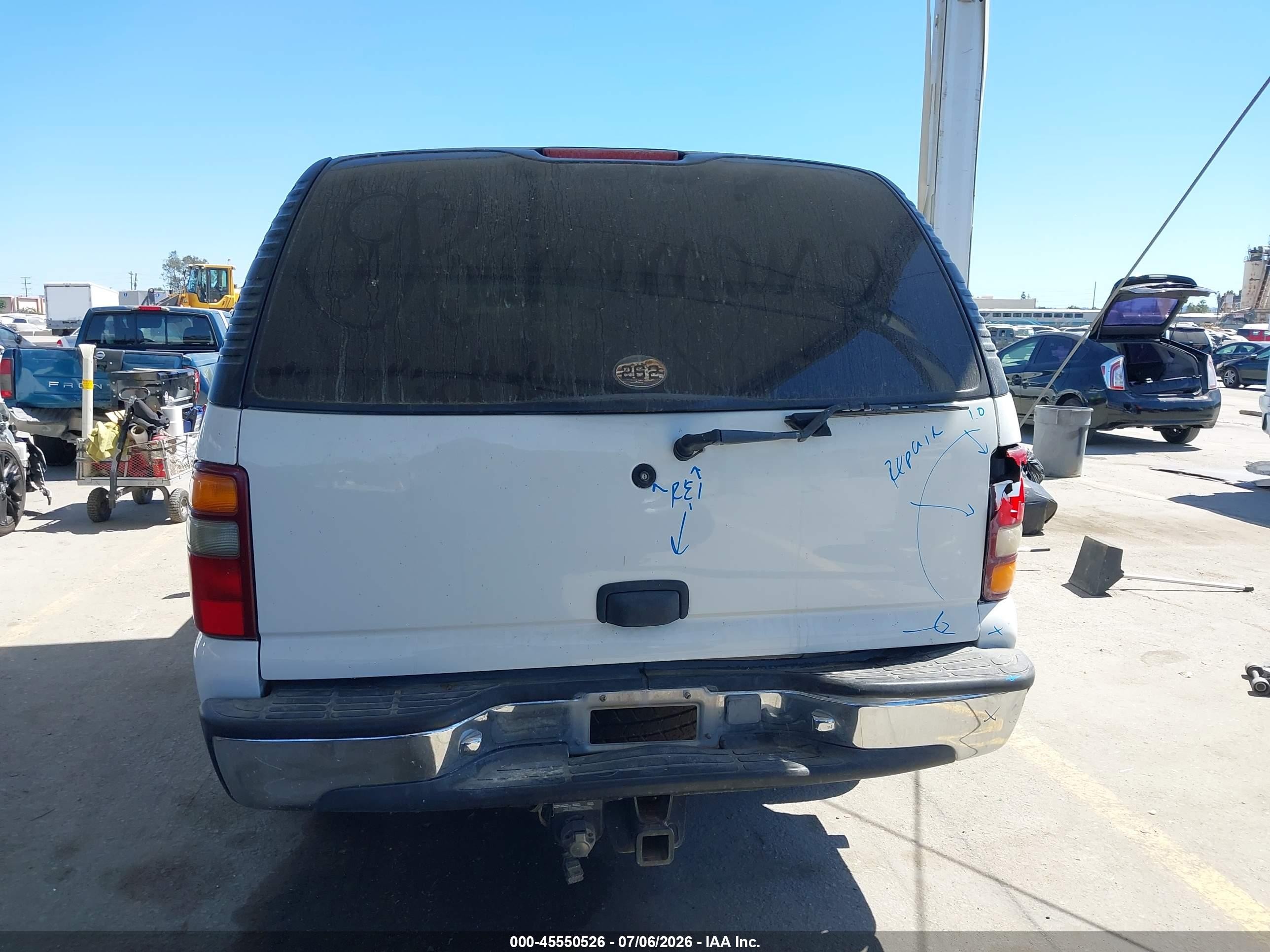 2000 Chevrolet Suburban 1500 Ls White vin: 3GNEC16T2YG151893