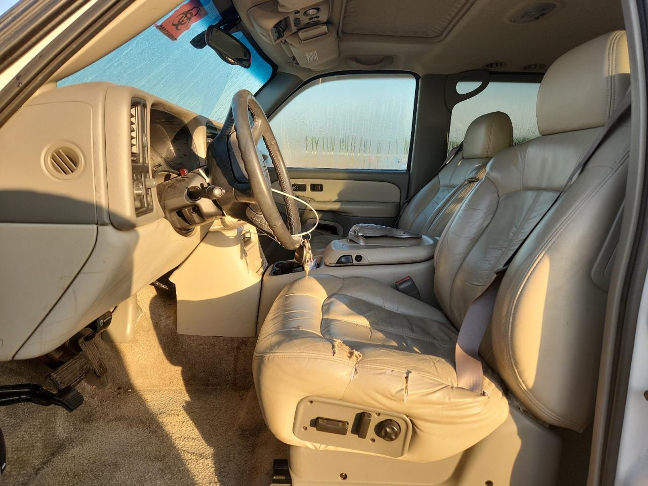 2001 Chevrolet Suburban C1500 White vin: 3GNEC16T41G110073