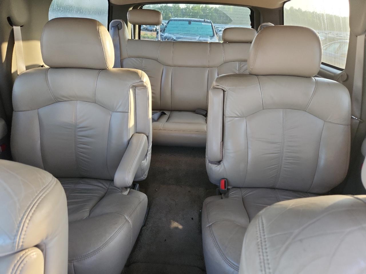 2001 Chevrolet Suburban C1500 White vin: 3GNEC16T41G110073
