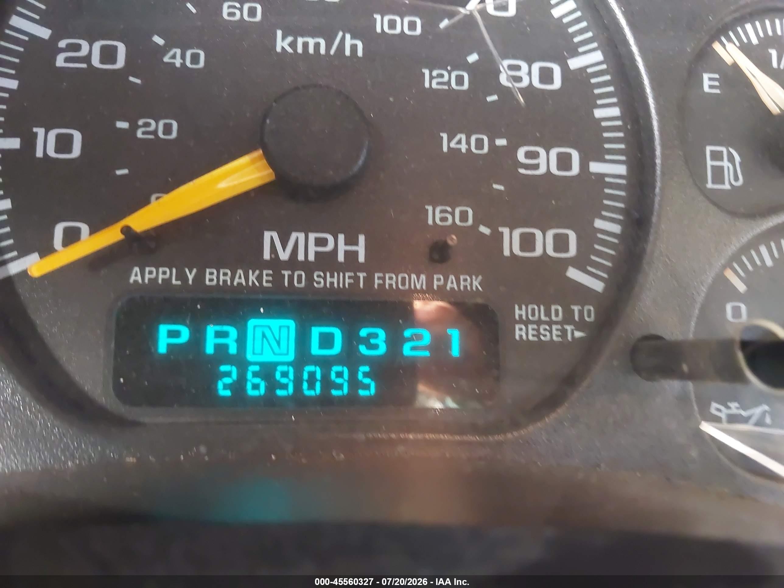 2000 Chevrolet Suburban 1500 Ls White vin: 3GNEC16T5YG178392