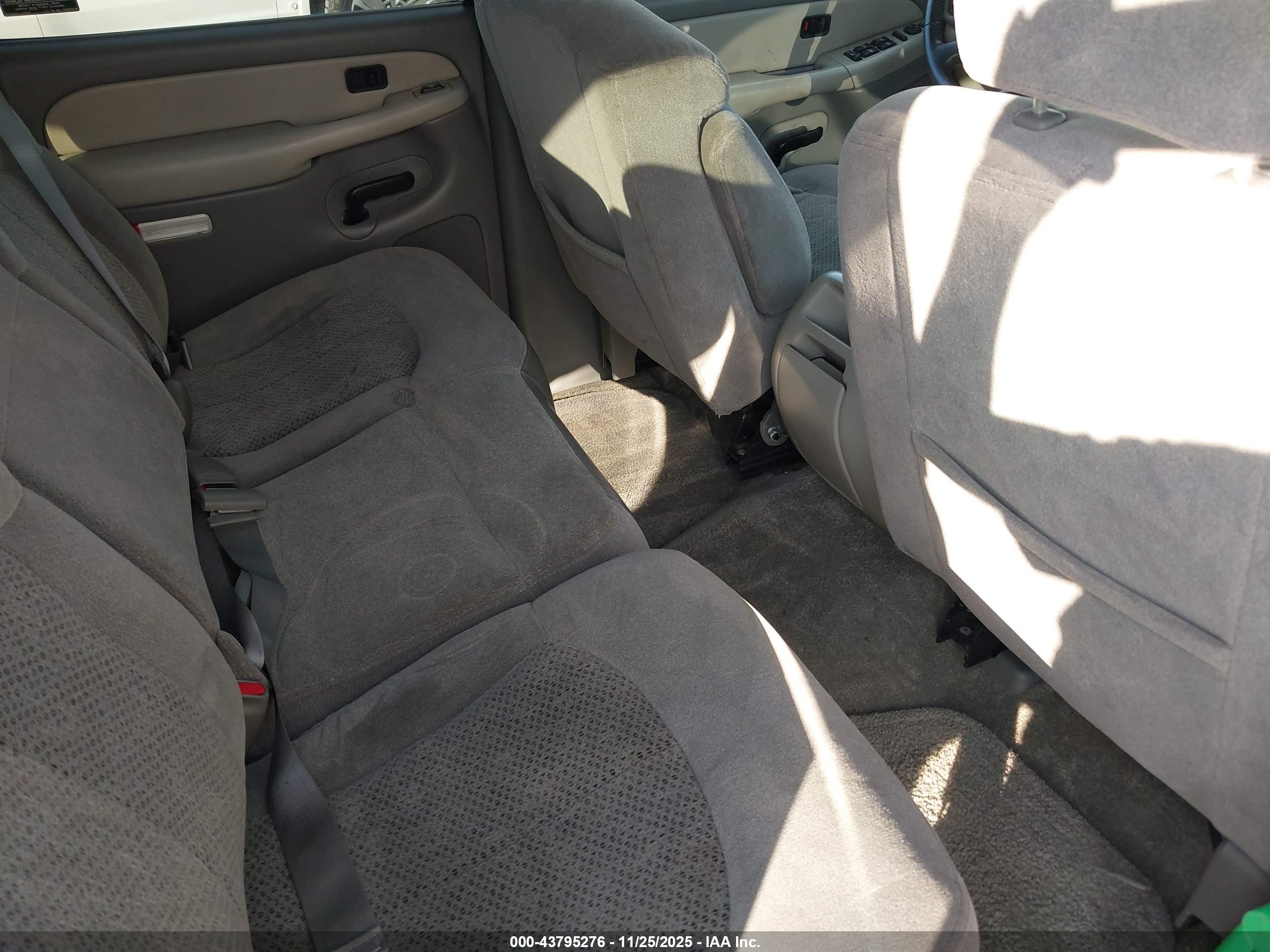 2000 Chevrolet Suburban 1500 Ls Белый vin: 3GNEC16T7YG189958