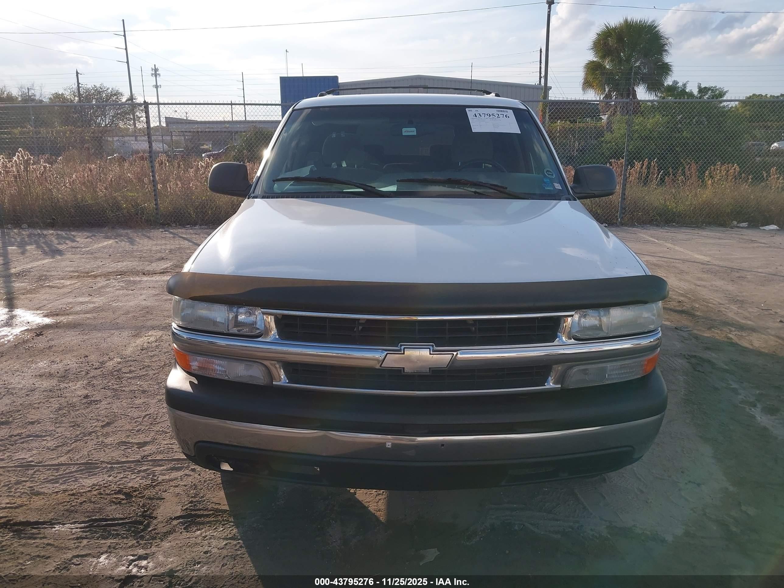 2000 Chevrolet Suburban 1500 Ls Белый vin: 3GNEC16T7YG189958