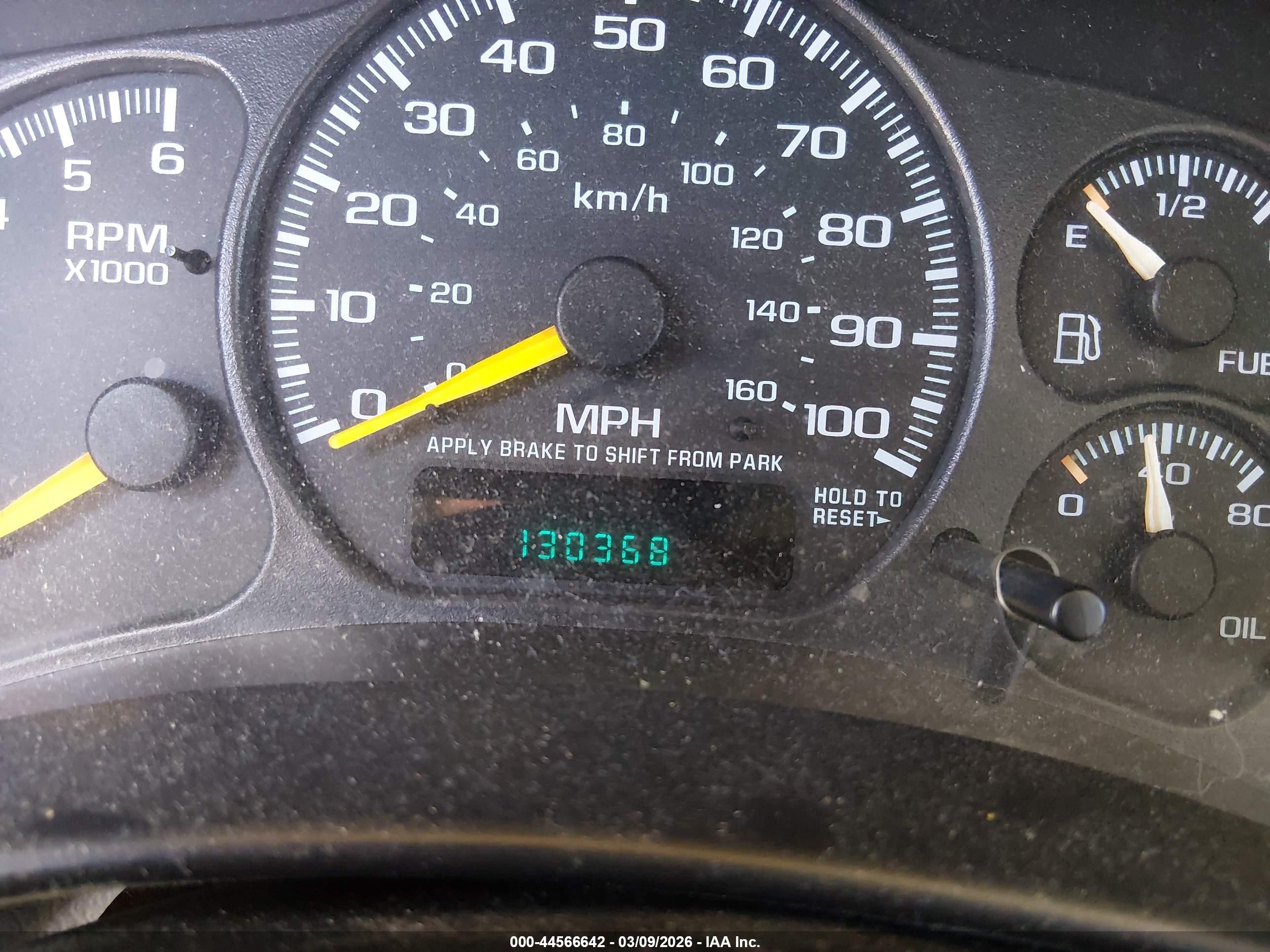 2000 Chevrolet Suburban 1500 Ls White vin: 3GNEC16T8YG208579