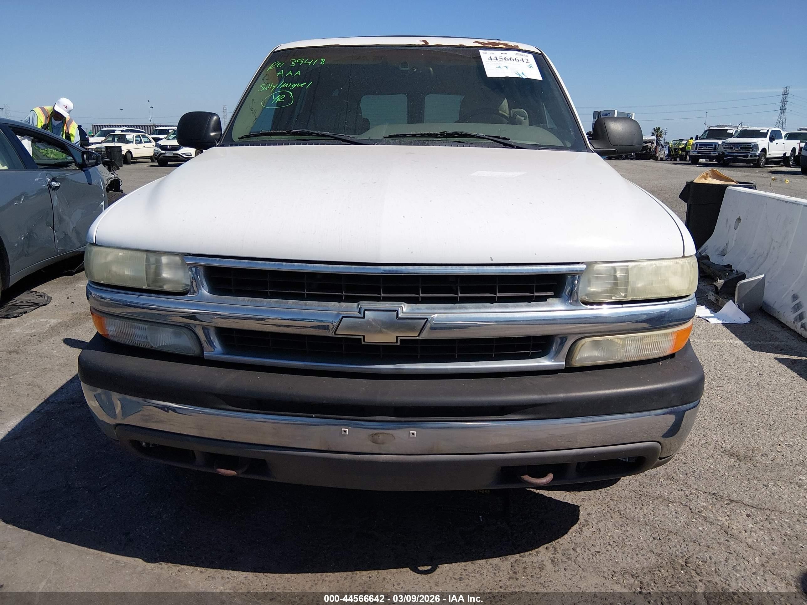 2000 Chevrolet Suburban 1500 Ls White vin: 3GNEC16T8YG208579