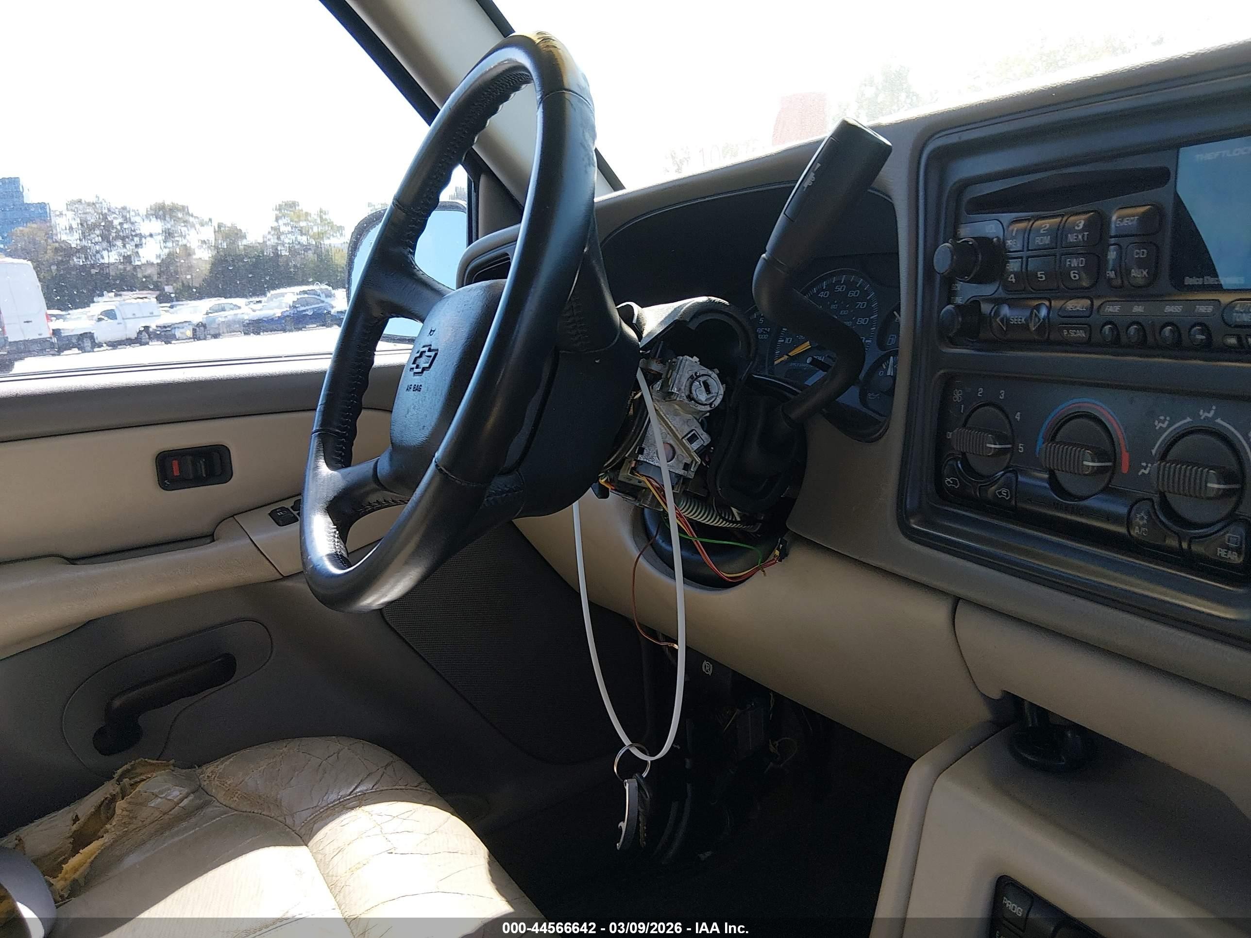 2000 Chevrolet Suburban 1500 Ls White vin: 3GNEC16T8YG208579