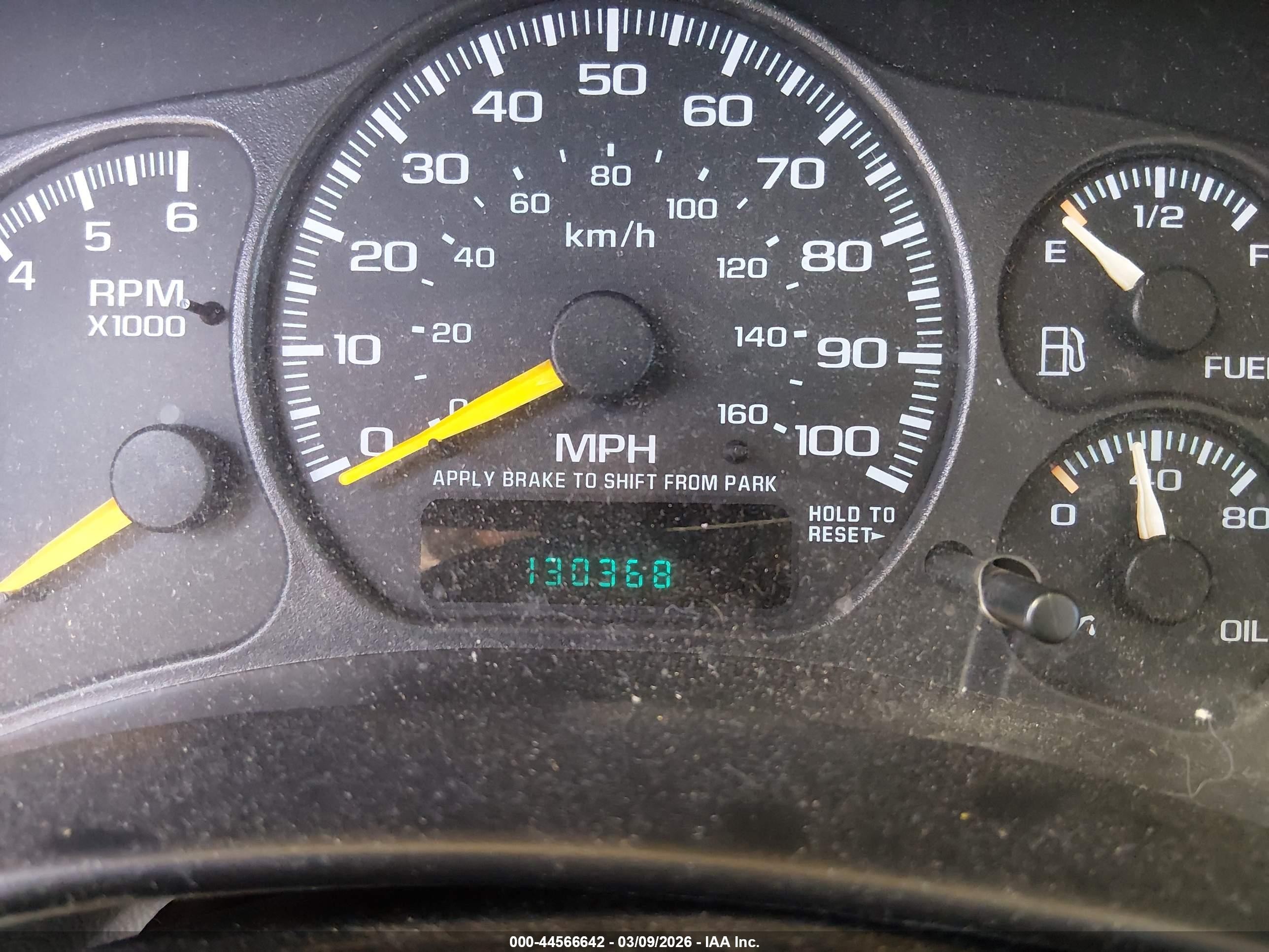 2000 Chevrolet Suburban 1500 Ls White vin: 3GNEC16T8YG208579