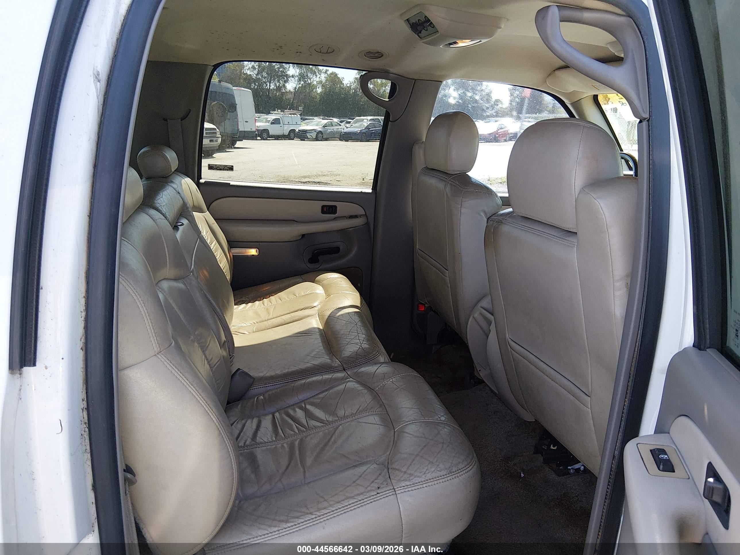 2000 Chevrolet Suburban 1500 Ls White vin: 3GNEC16T8YG208579