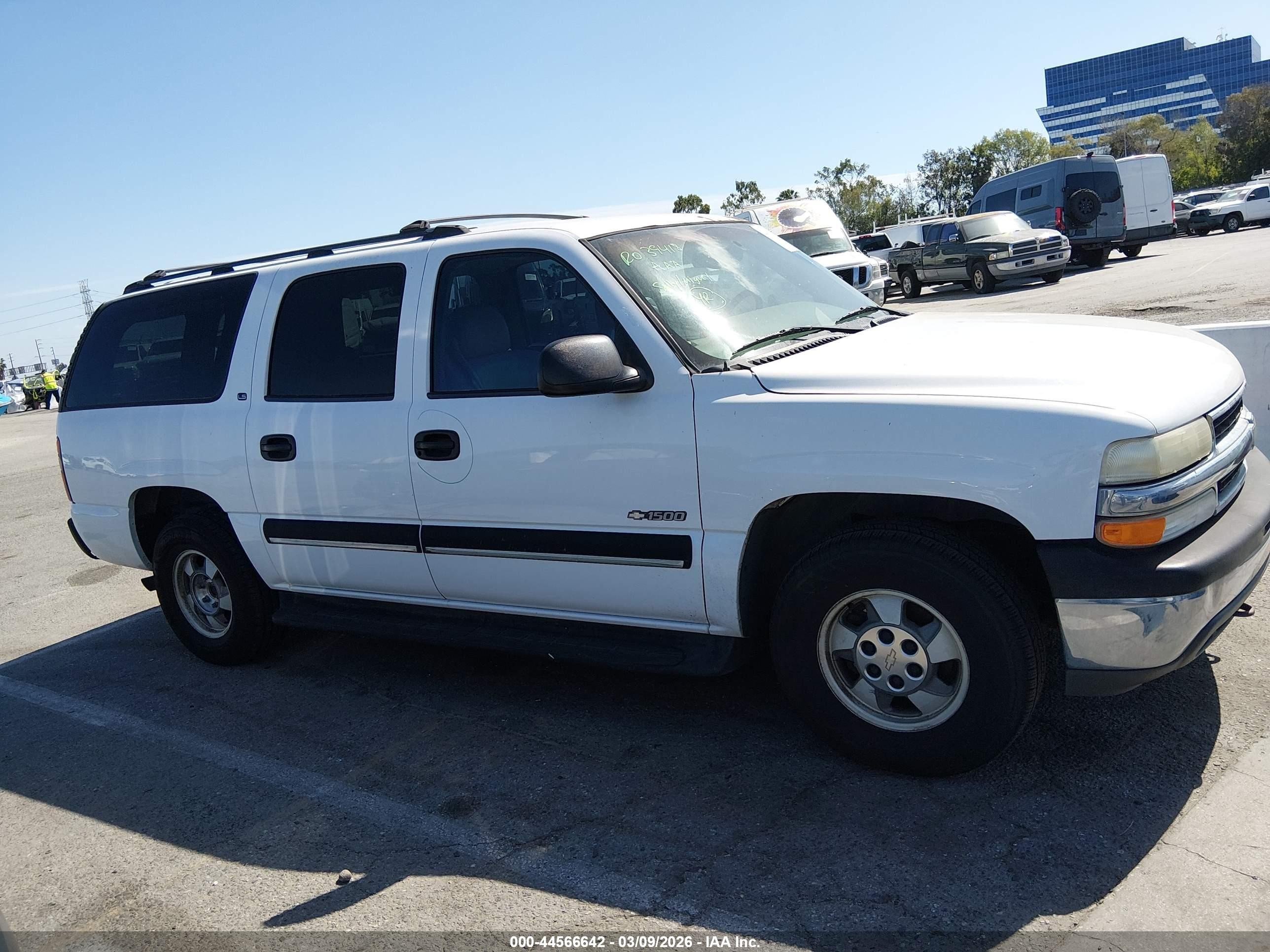 2000 Chevrolet Suburban 1500 Ls White vin: 3GNEC16T8YG208579