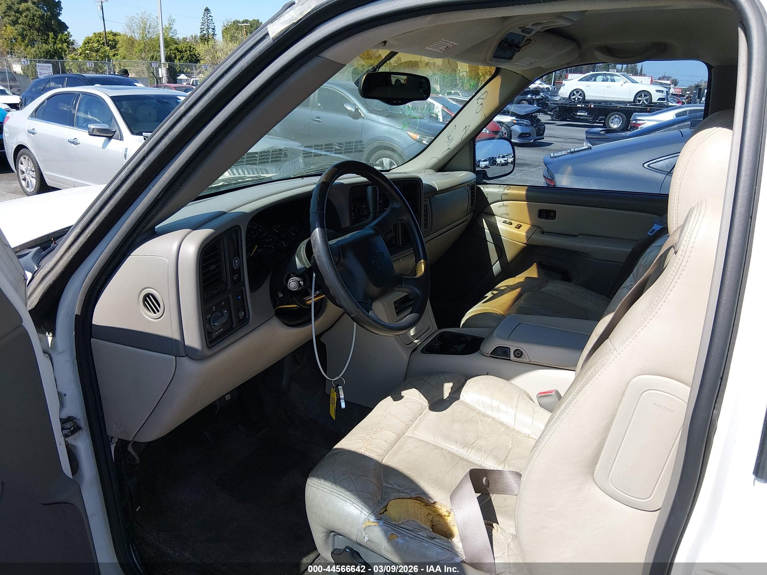 2000 Chevrolet Suburban 1500 Ls White vin: 3GNEC16T8YG208579