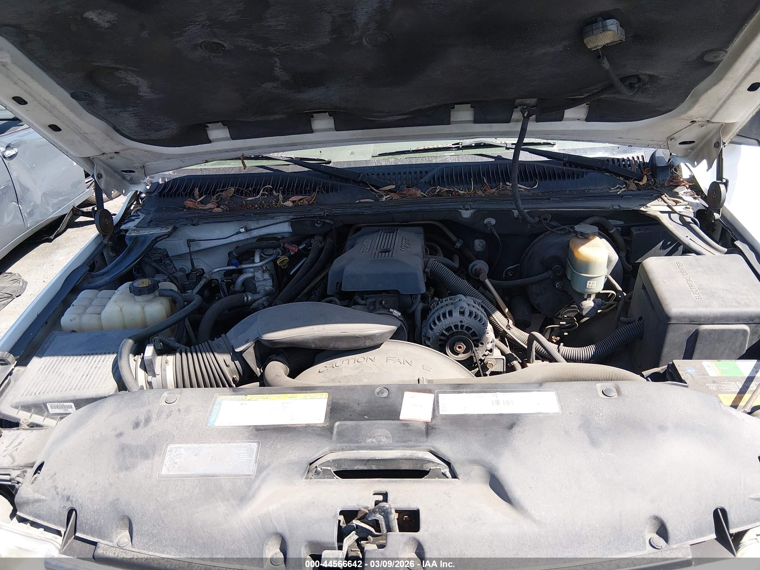 2000 Chevrolet Suburban 1500 Ls White vin: 3GNEC16T8YG208579