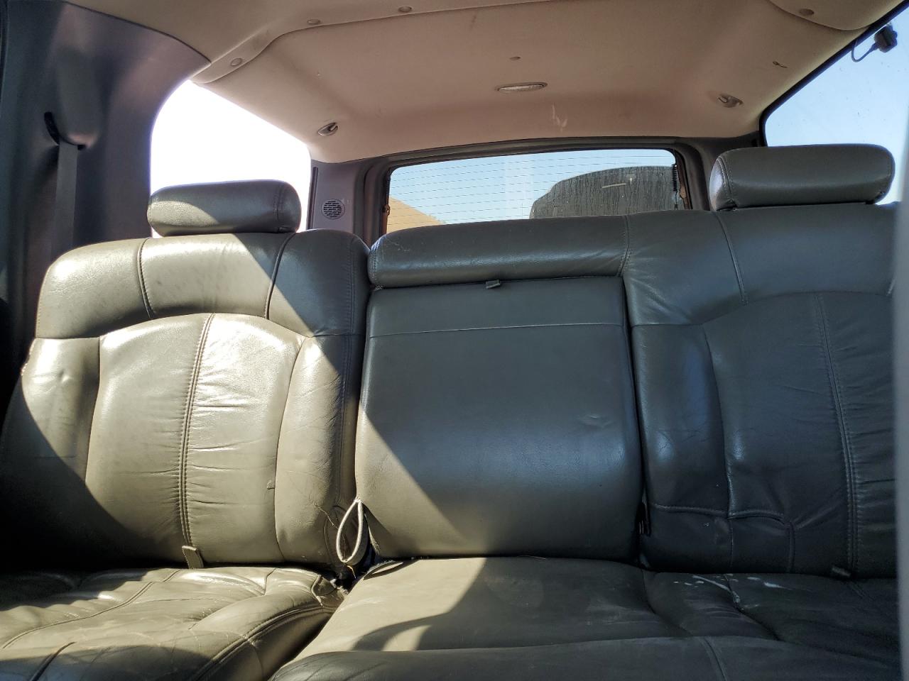2000 Chevrolet Suburban C1500 Silver vin: 3GNEC16T9YG195275