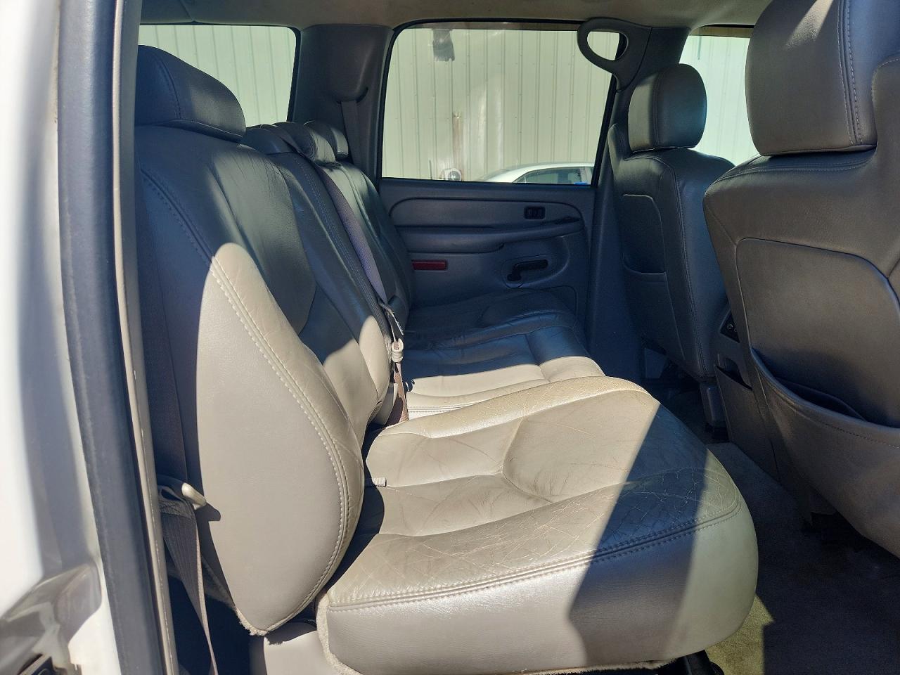 2004 Chevrolet Suburban C1500 White vin: 3GNEC16Z04G121127