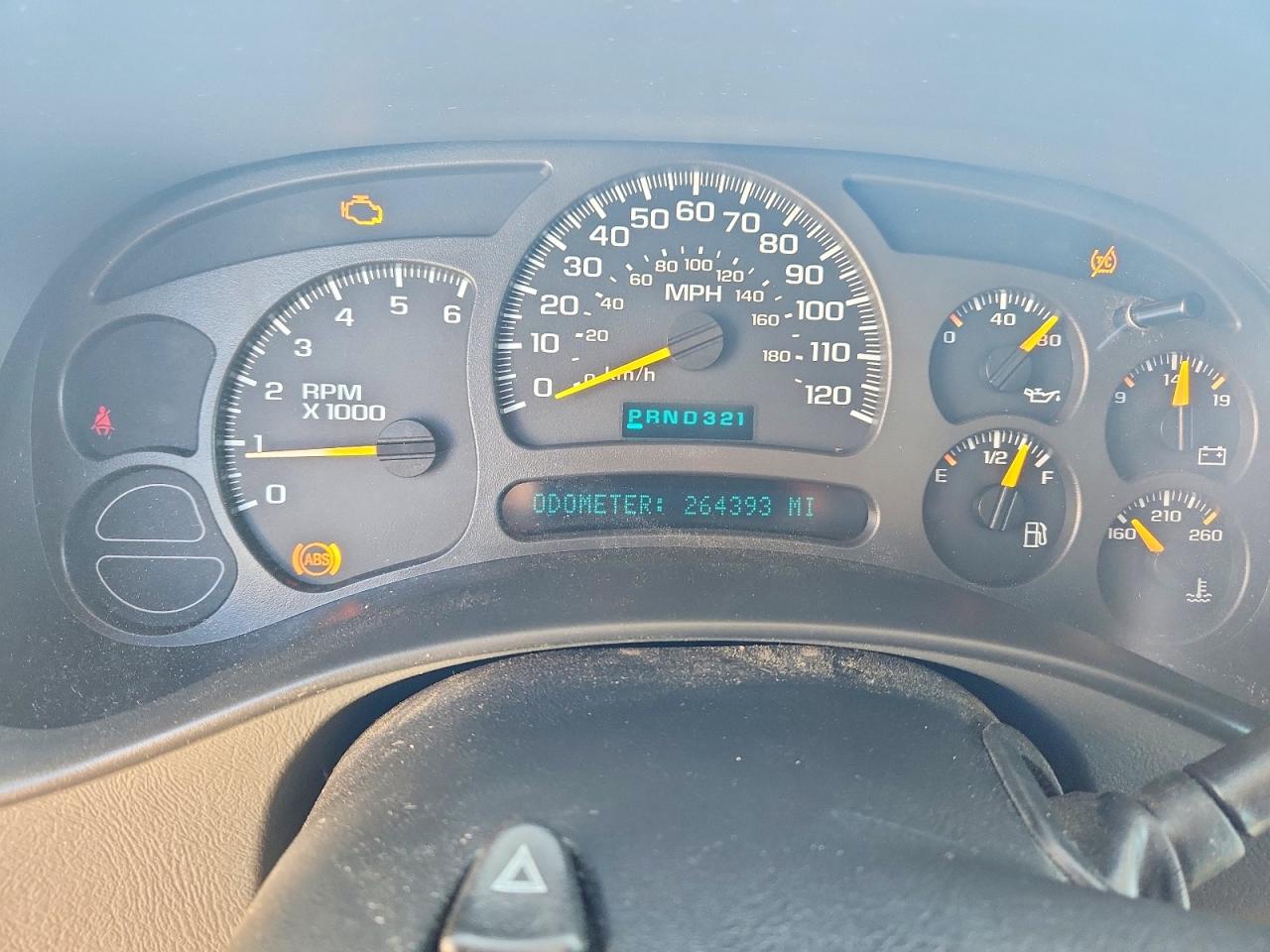 2004 Chevrolet Suburban C1500 White vin: 3GNEC16Z04G121127